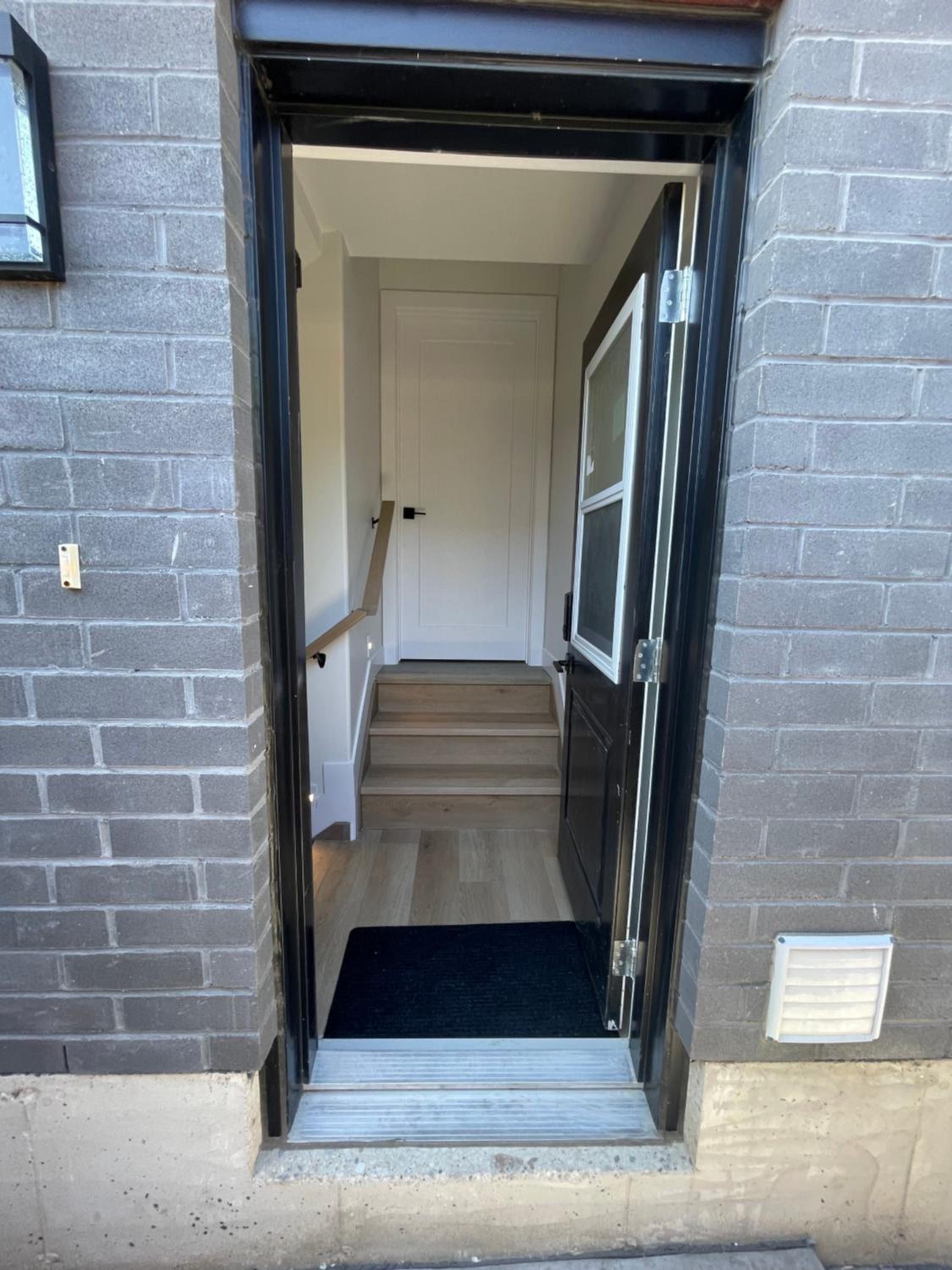 Luxurious Basement Apartment Near 401 and Hospital