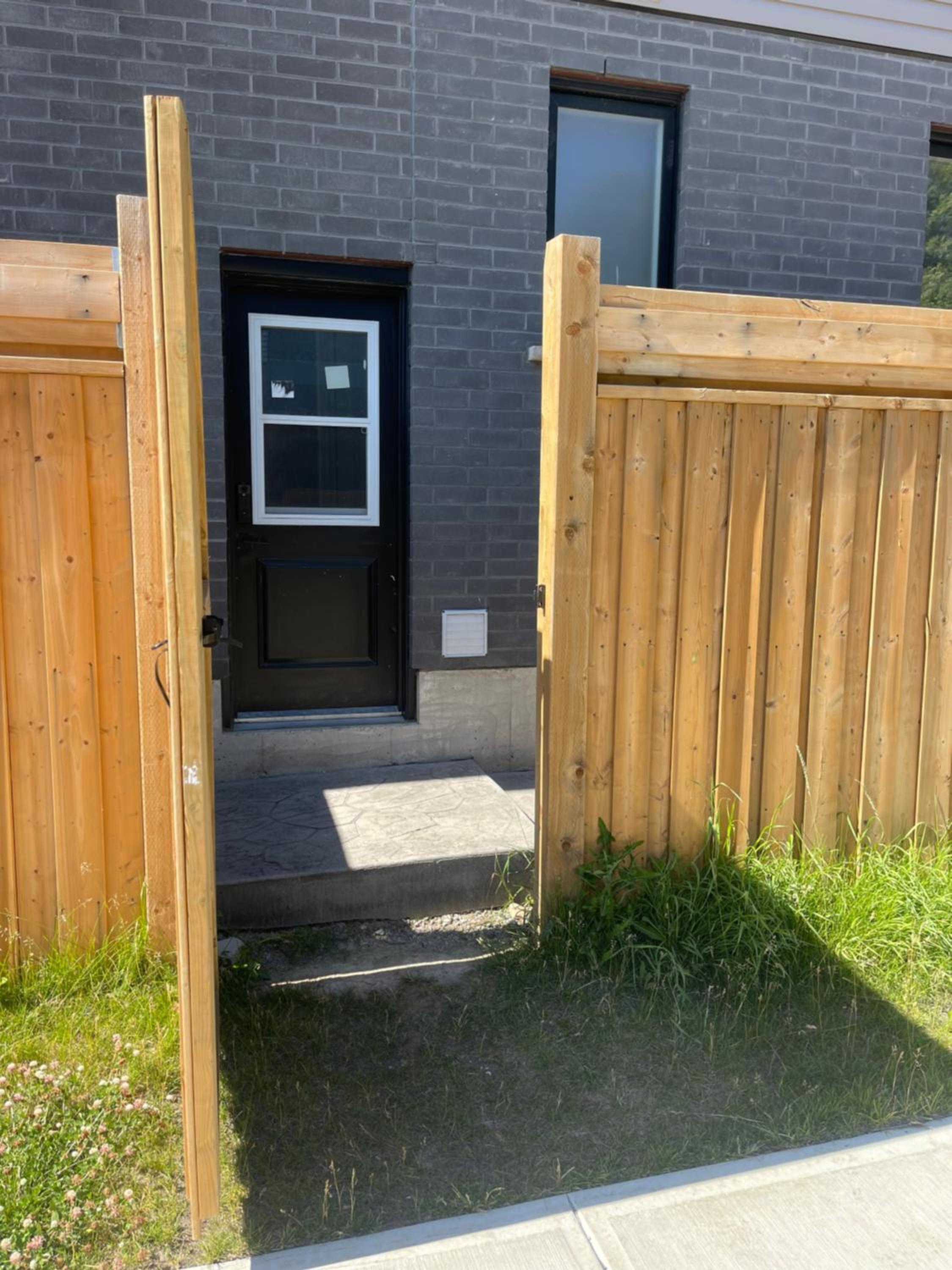 Luxurious Basement Apartment Near 401 and Hospital