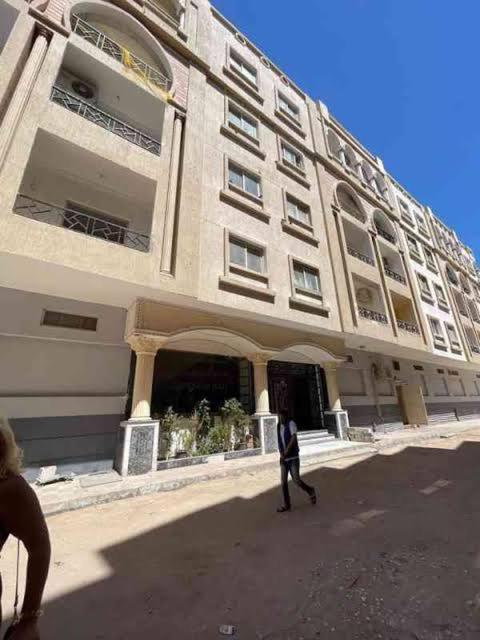 Downtown room near gym pool beach shops walking distance from all entertainment and shopping