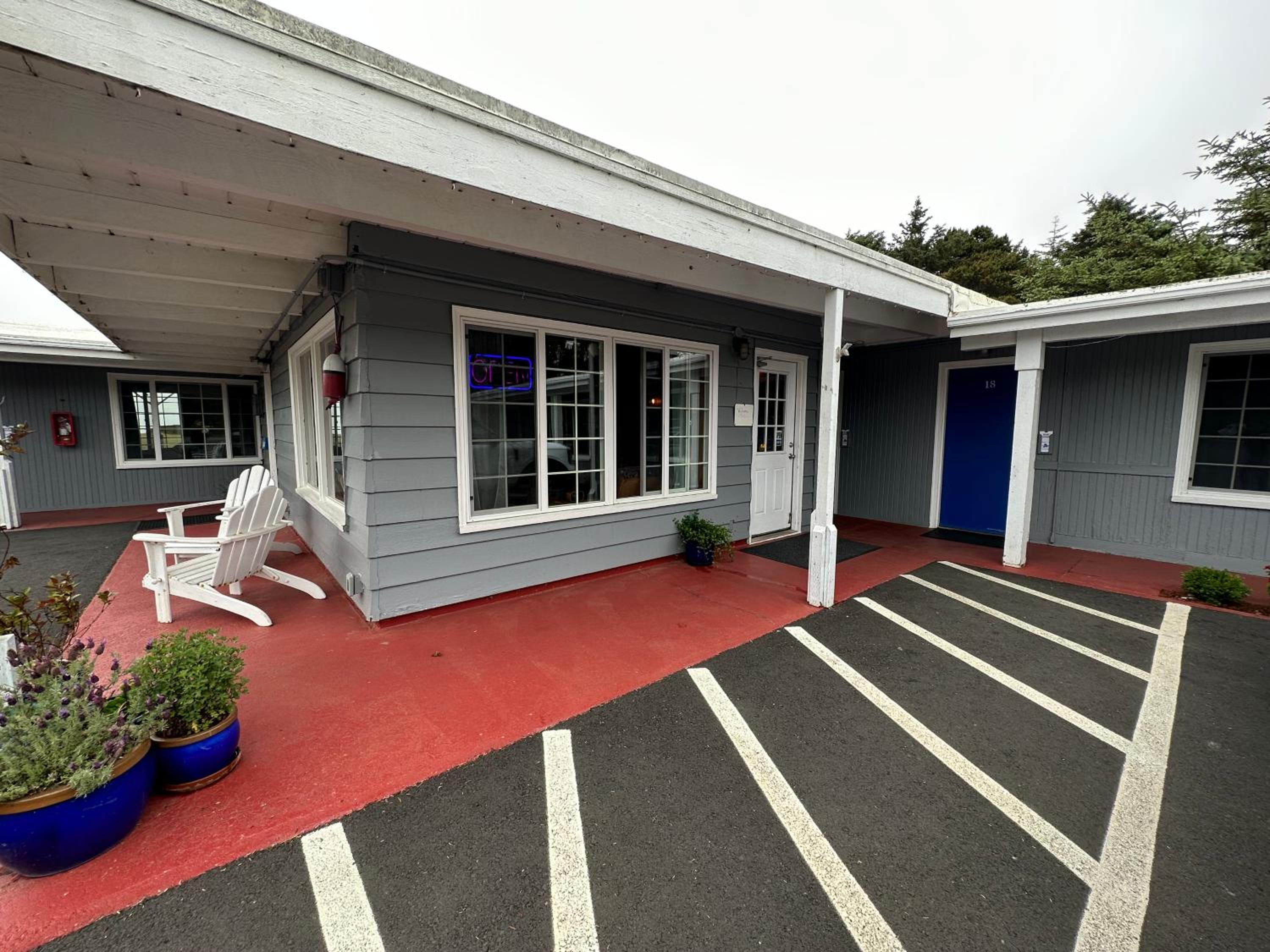 Tillicum Beach Motel - Formerly Deane's Oceanfront Lodge