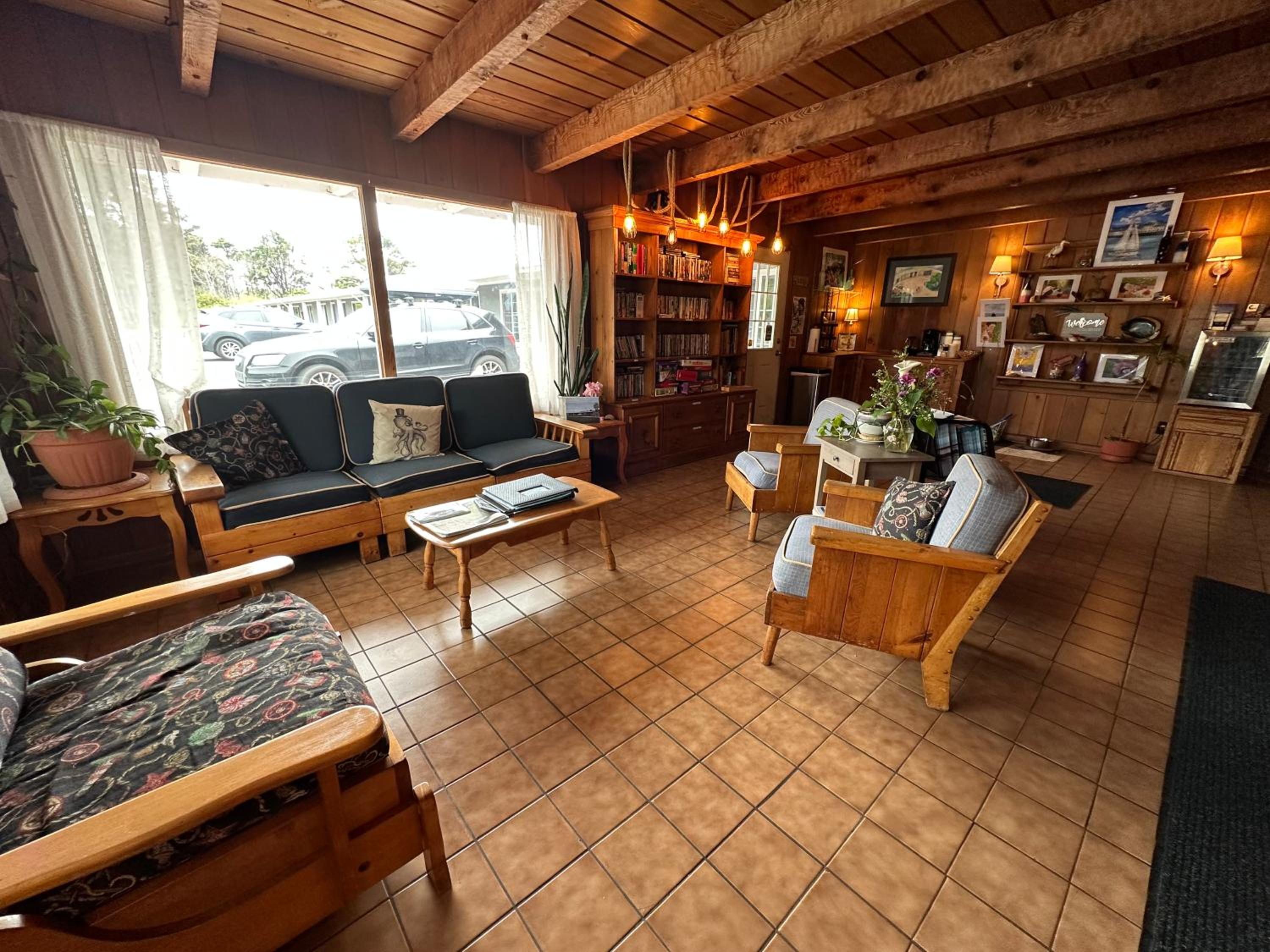 Tillicum Beach Motel - Formerly Deane's Oceanfront Lodge