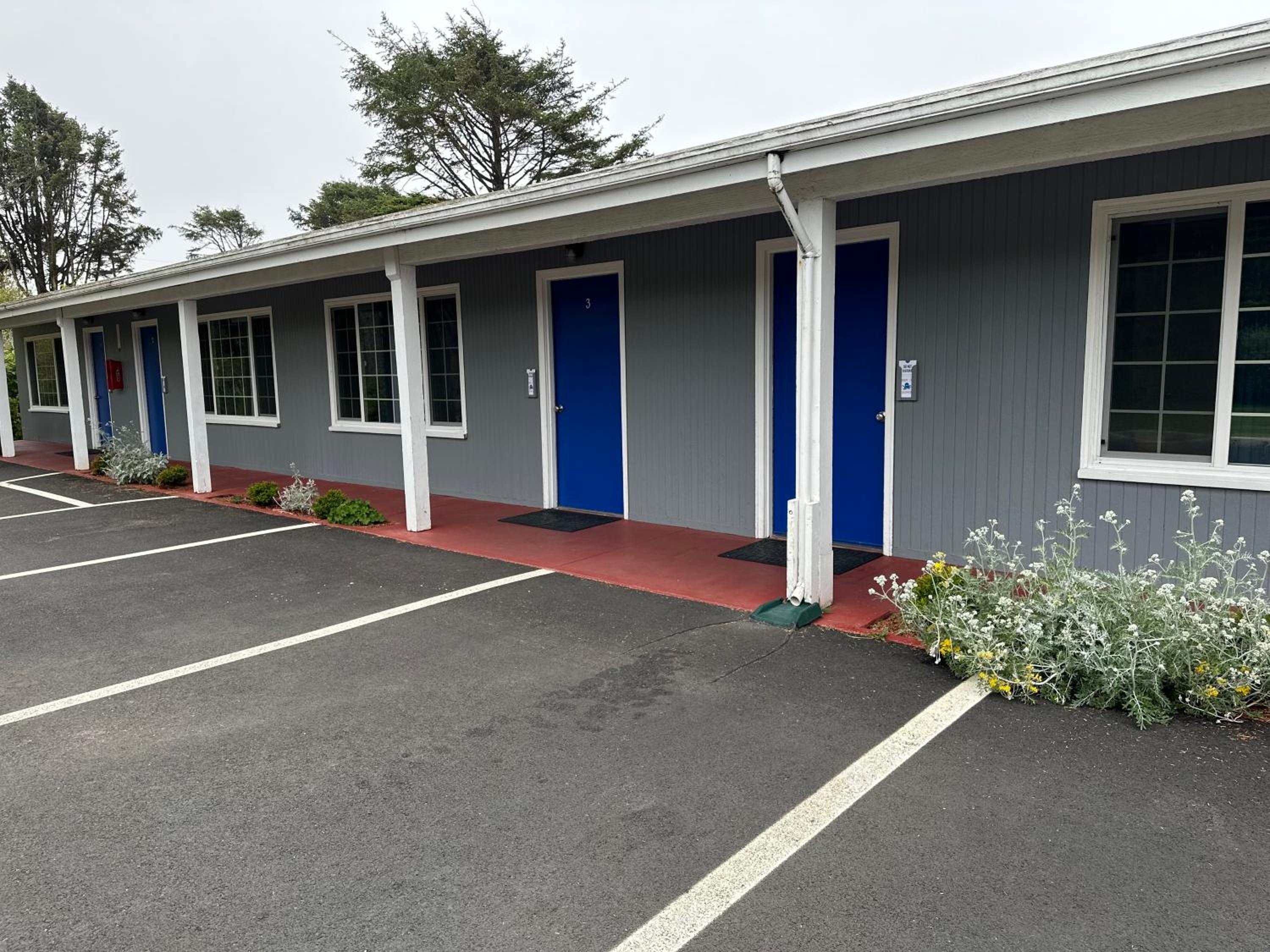 Tillicum Beach Motel - Formerly Deane's Oceanfront Lodge