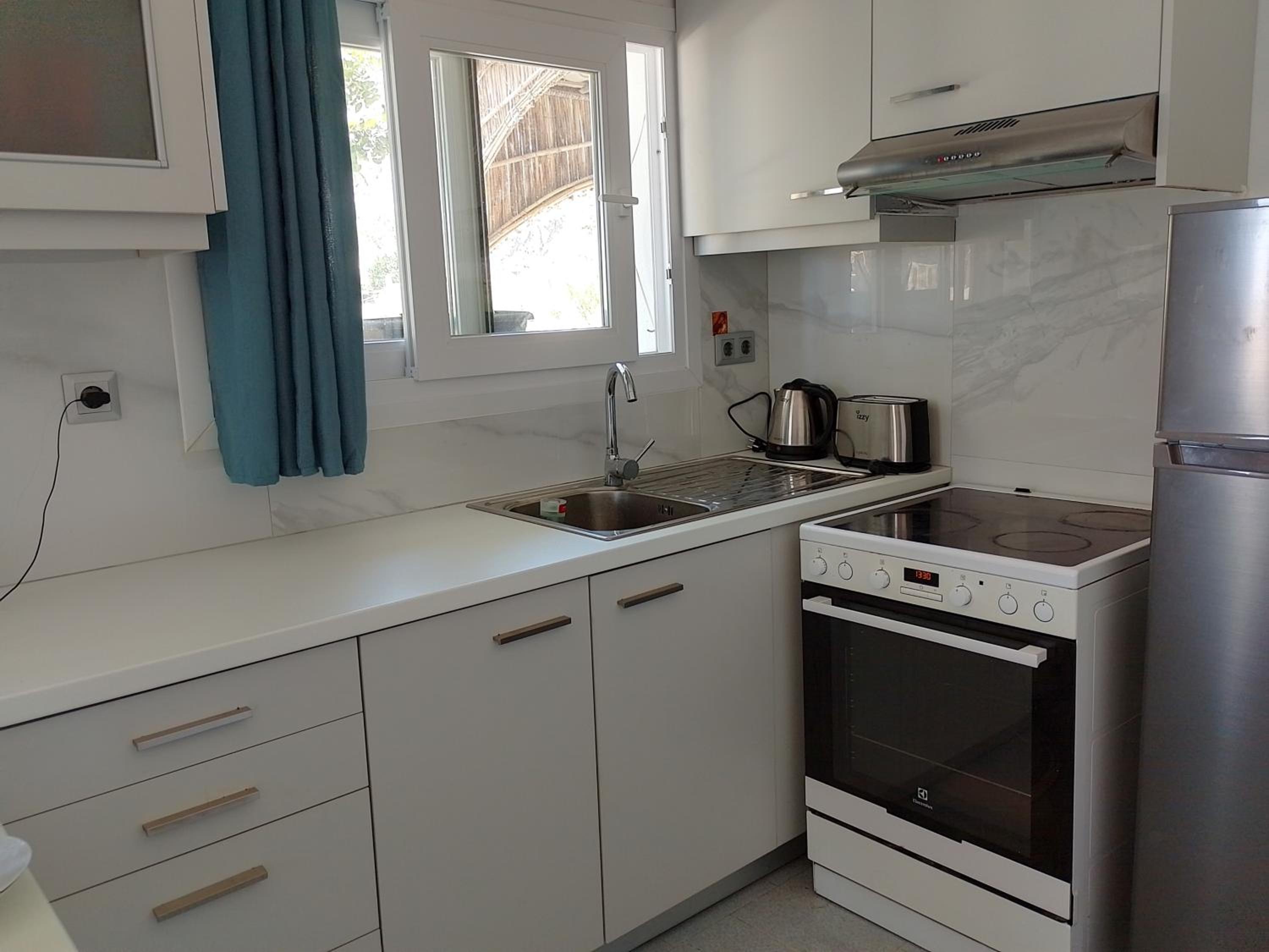 Carob Tree apartment, Tris Ekklisies