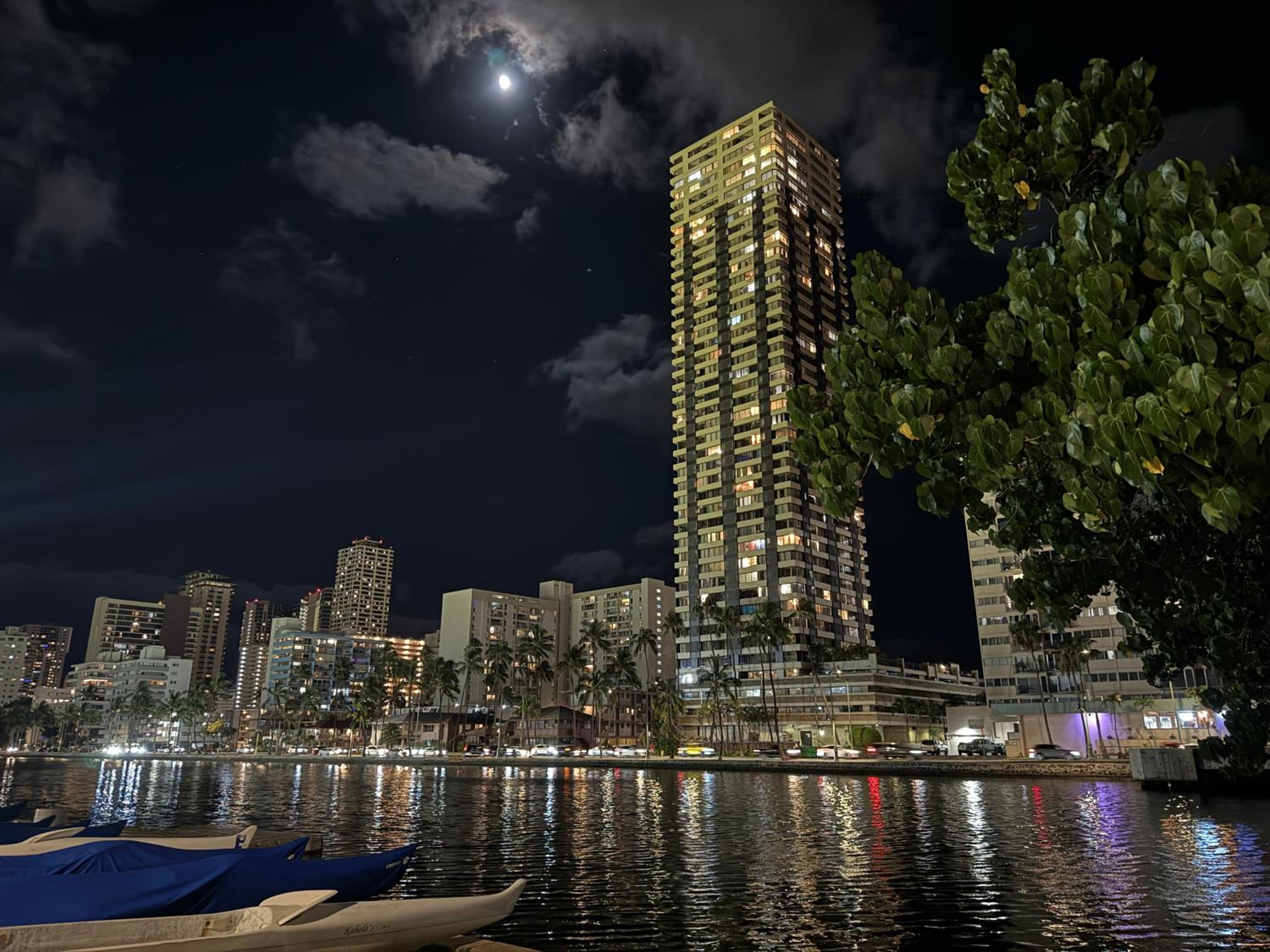 Ocean Canal Mountain View Steps from Waikiki Beach 6person