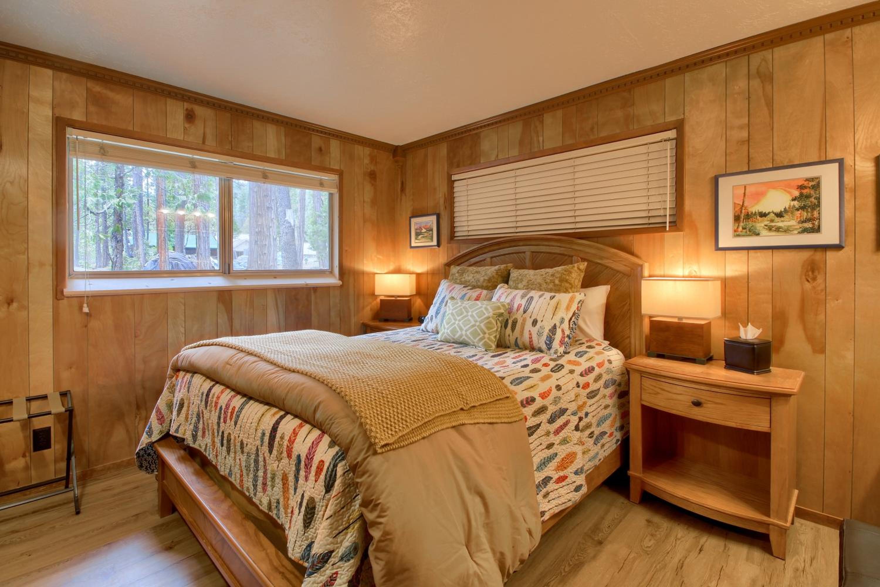 Acorn Alley- inside Yosemite w/spa/firepit/sauna/EV view 4