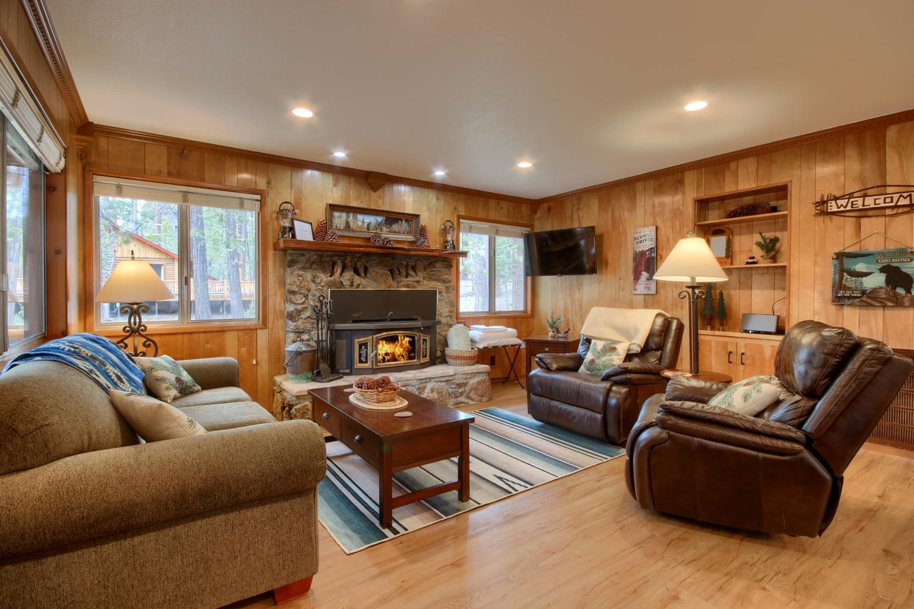 Acorn Alley- inside Yosemite w/spa/firepit/sauna/EV view 2