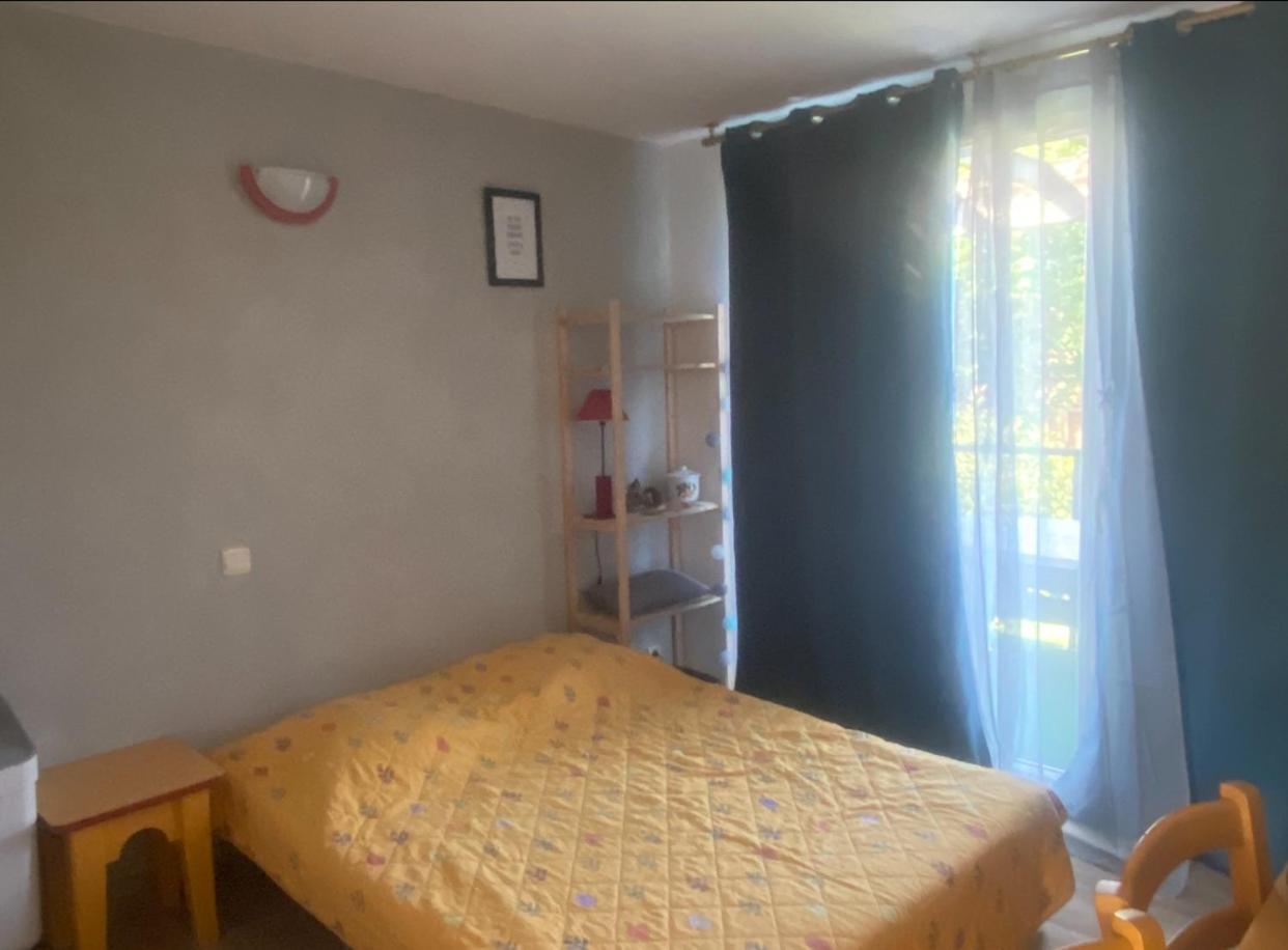Maisonnette dans village vacances canapé convertible , chambre 1 lit et mezzanine ,draps en plus