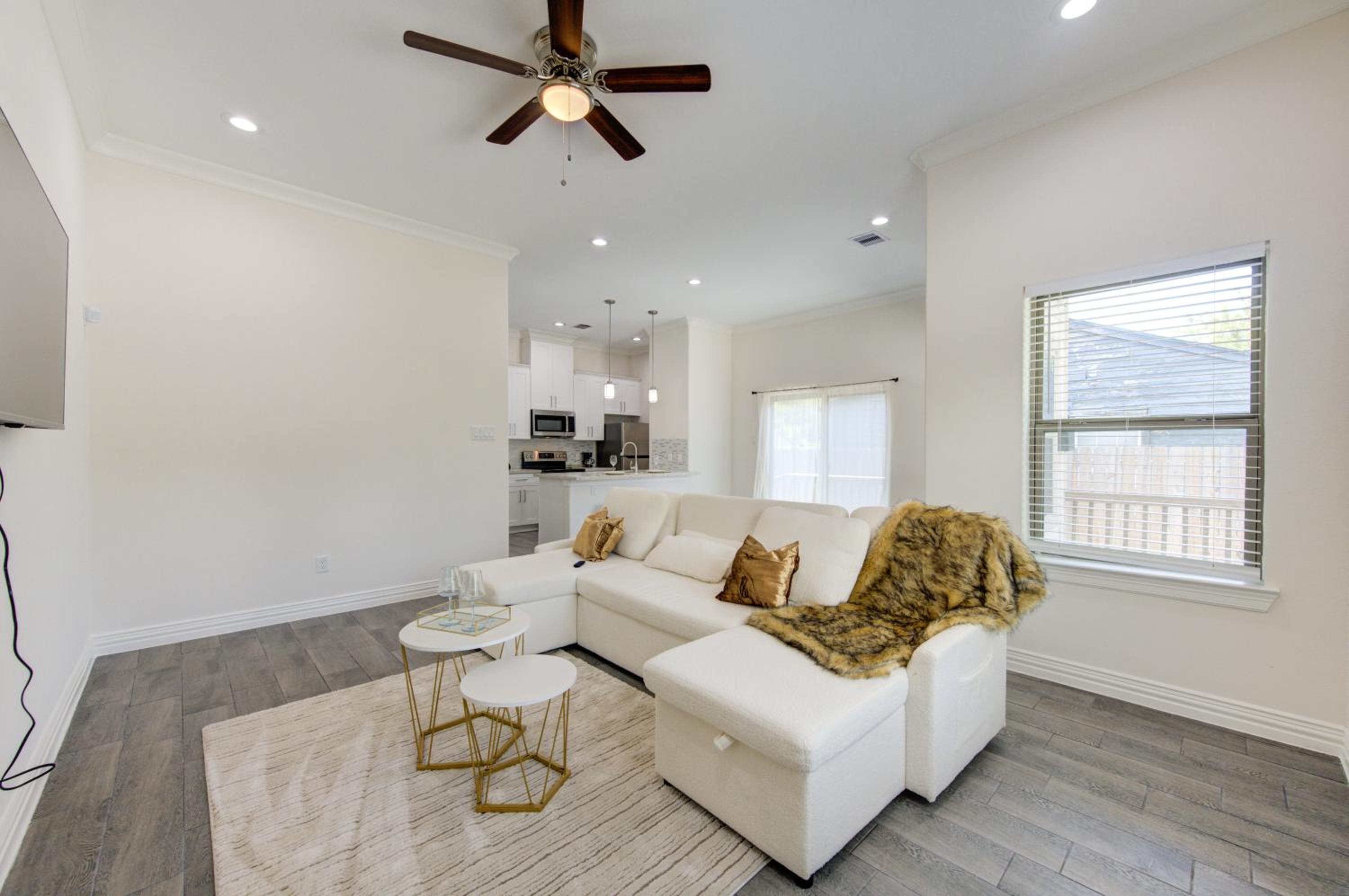 King size bed 3BR , cozy living room spacious luxurious Home Houston view 3