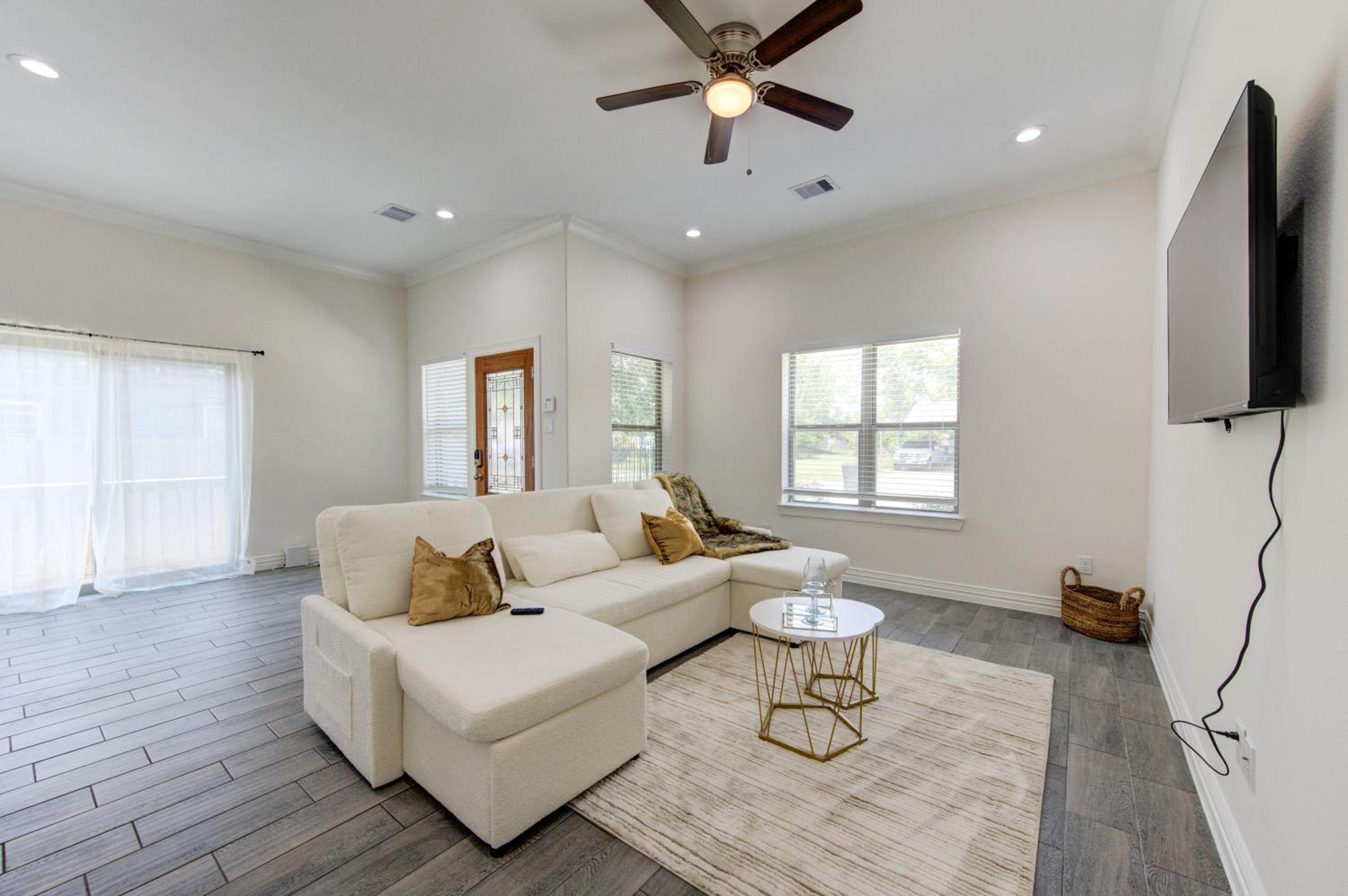 King size bed 3BR , cozy living room spacious luxurious Home Houston view 2