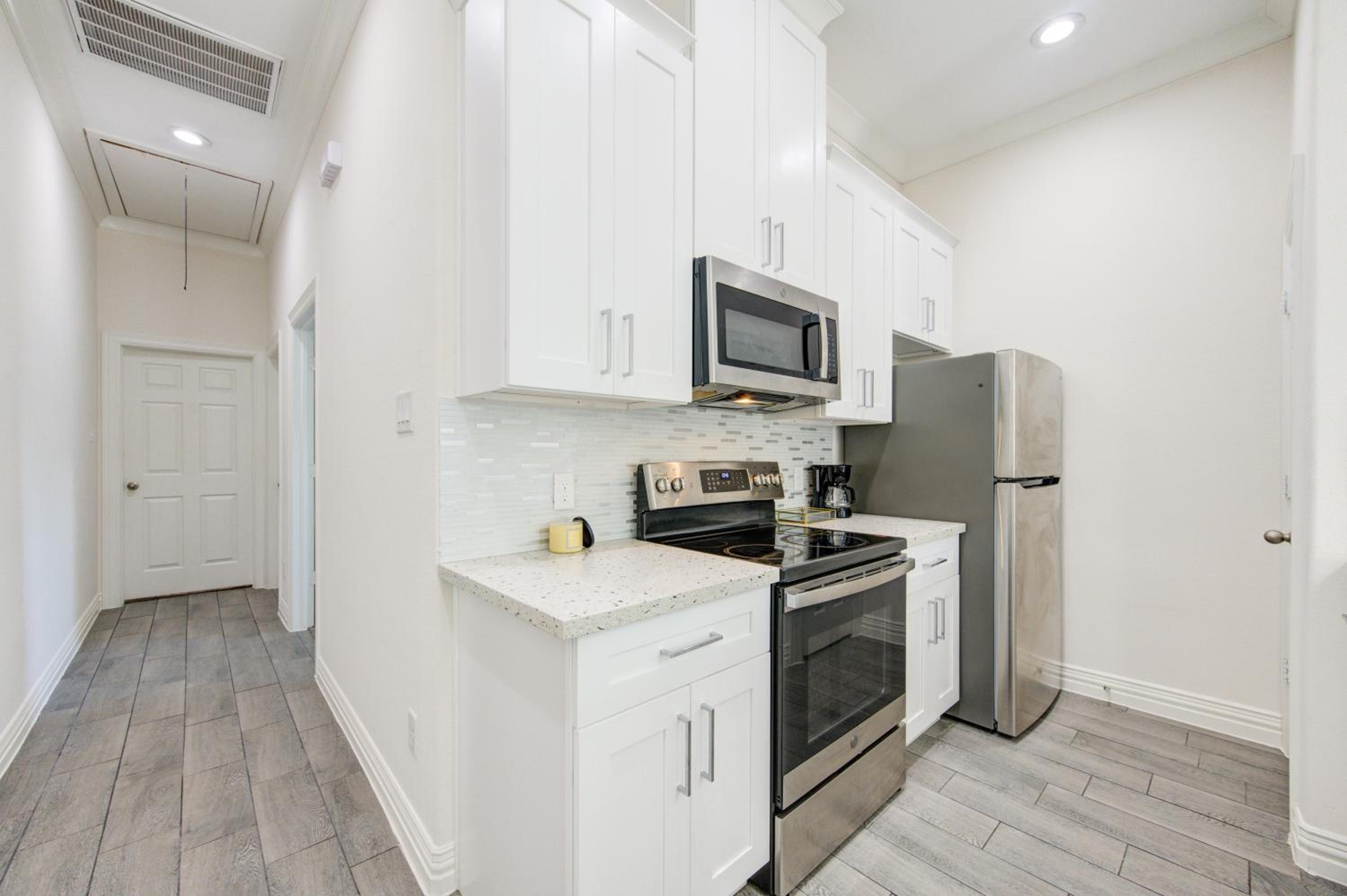 King size bed 3BR , cozy living room spacious luxurious Home Houston view 4