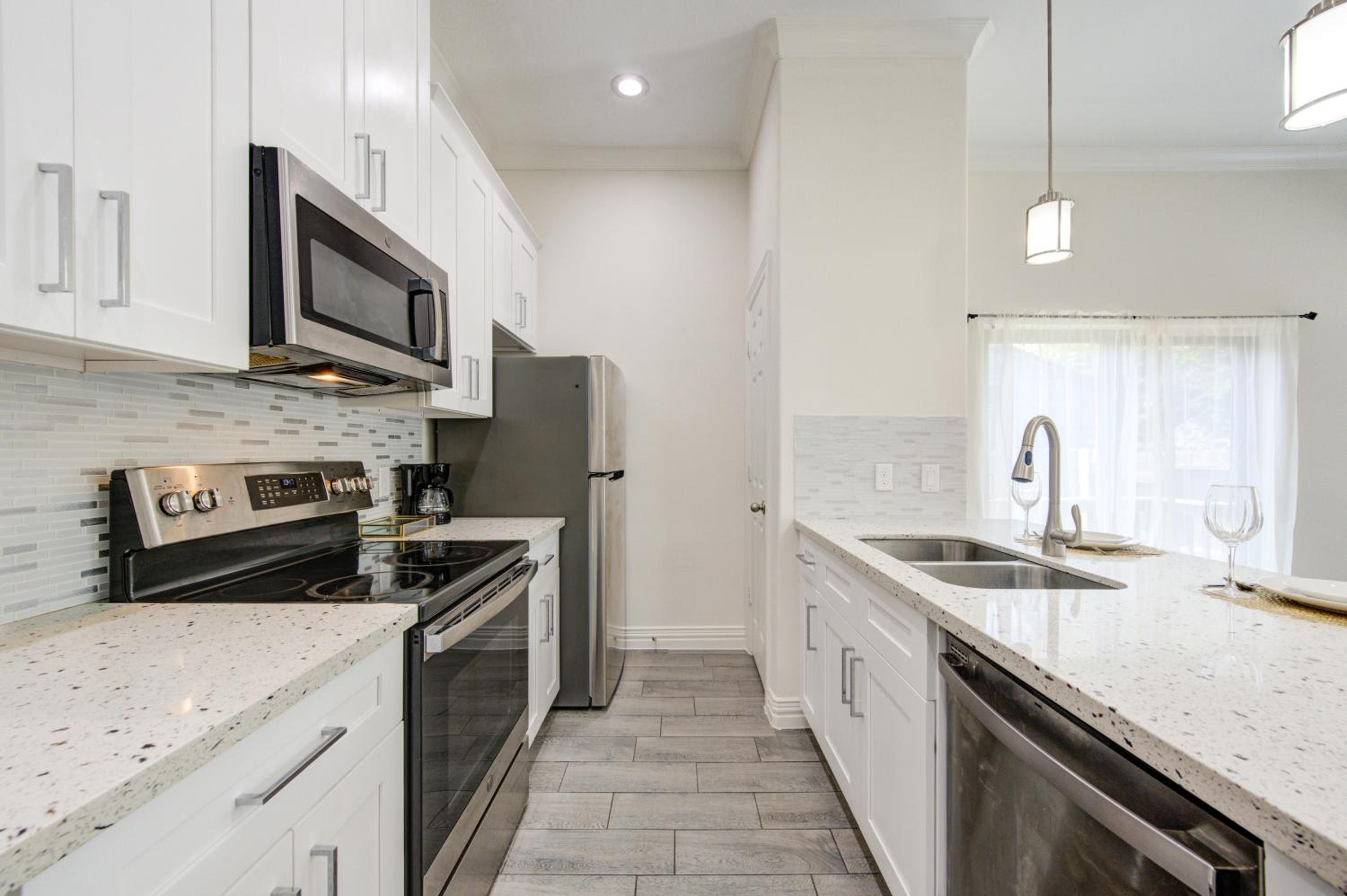 King size bed 3BR , cozy living room spacious luxurious Home Houston view 5