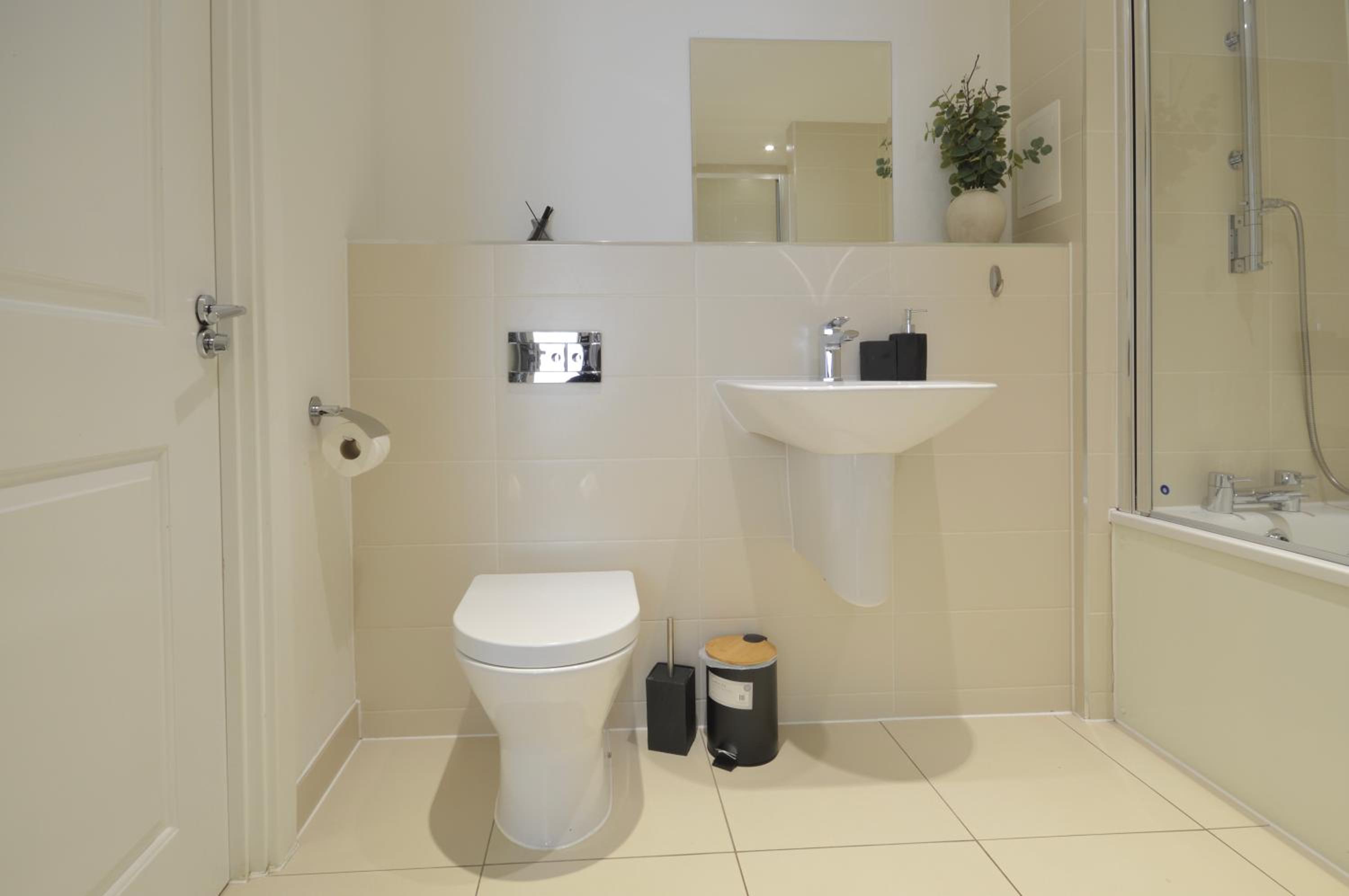 Modern 2 Bedroom Apartment Steps from Vauxhall St