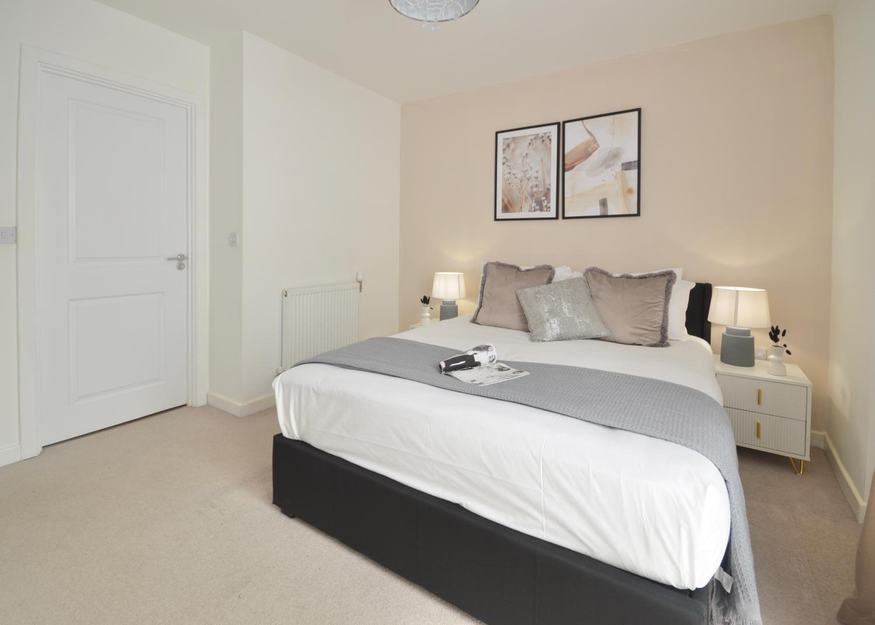 Modern 2 Bedroom Apartment Steps from Vauxhall St