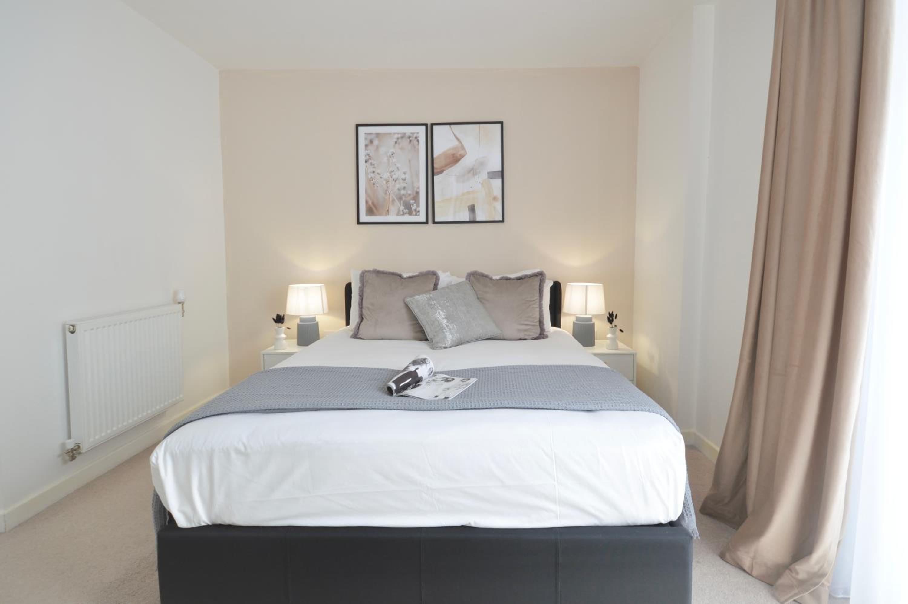Modern 2 Bedroom Apartment Steps from Vauxhall St