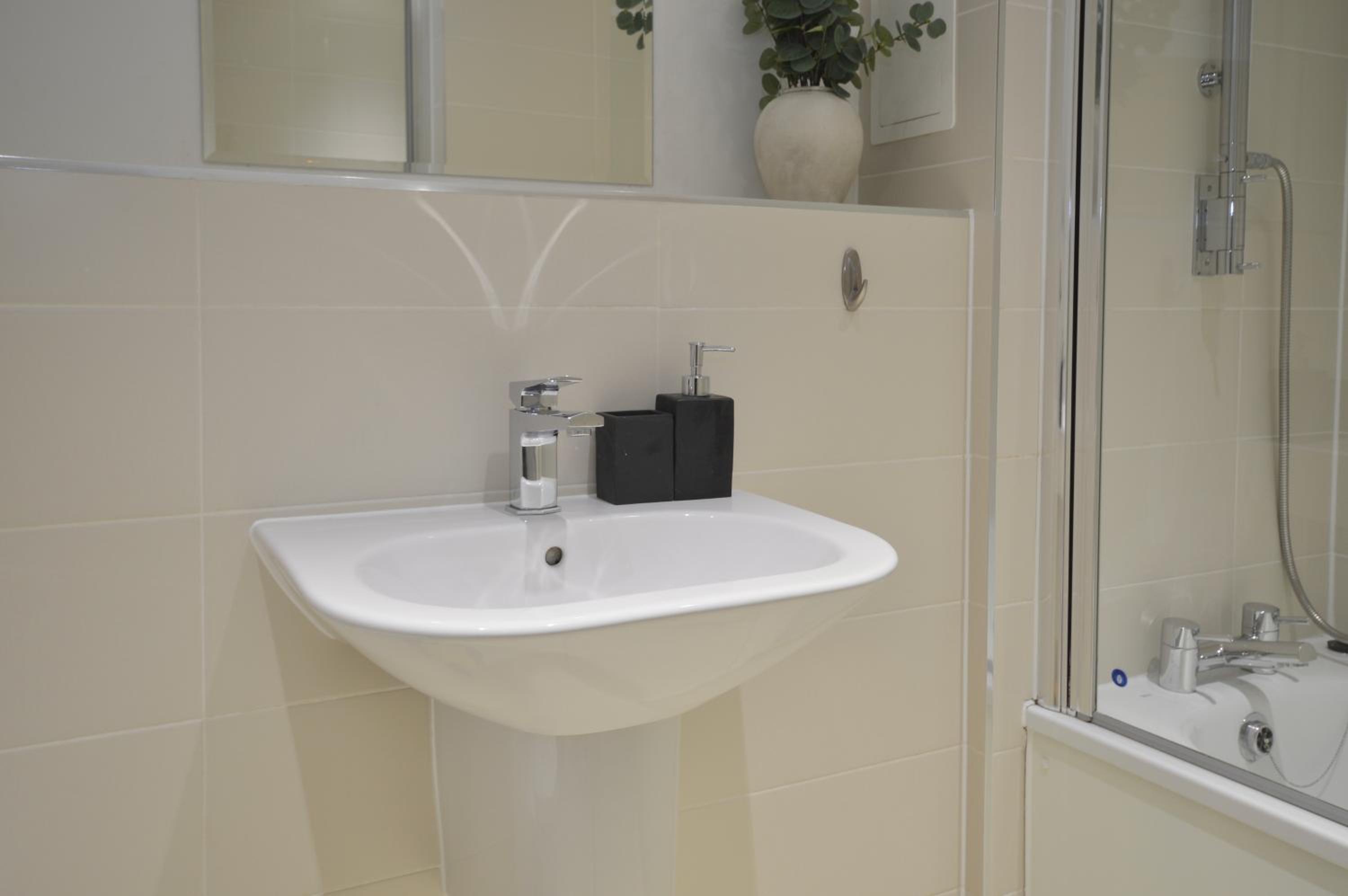 Modern 2 Bedroom Apartment Steps from Vauxhall St