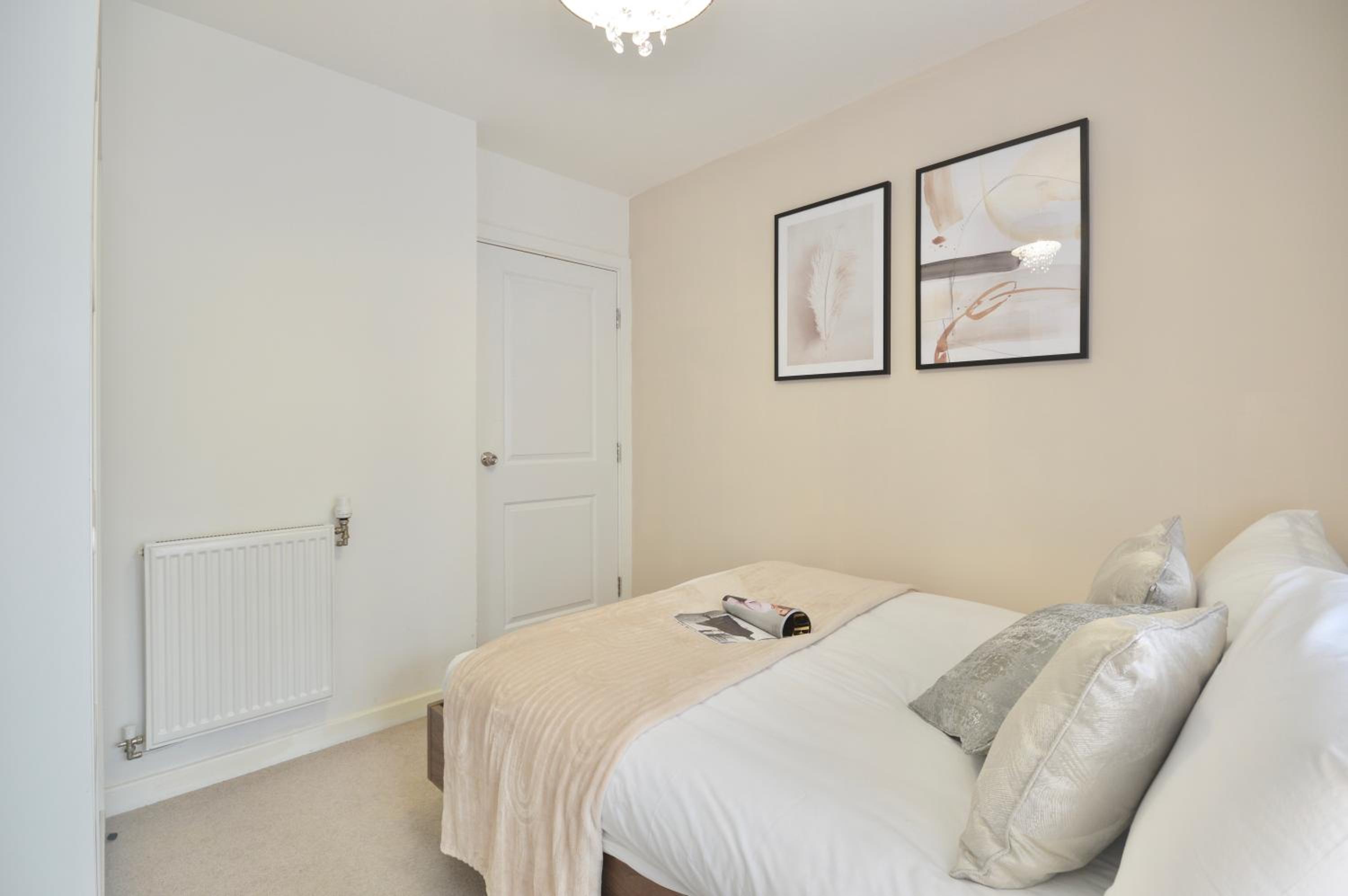 Modern 2 Bedroom Apartment Steps from Vauxhall St