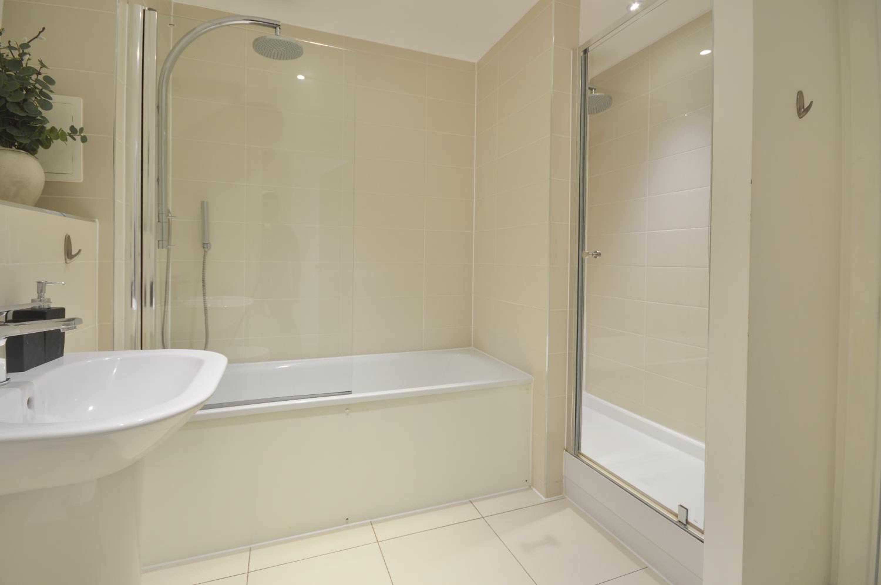 Modern 2 Bedroom Apartment Steps from Vauxhall St