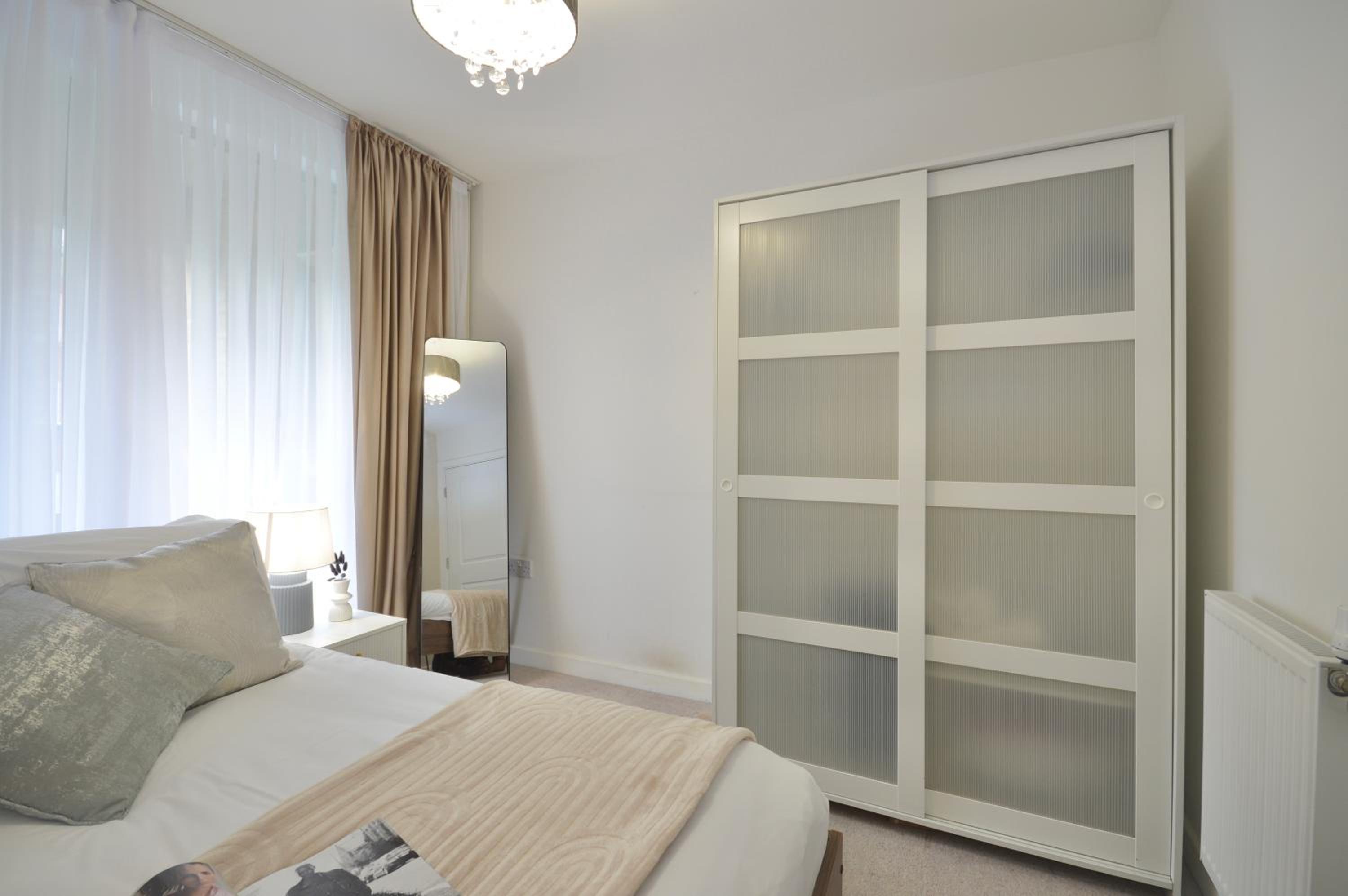 Modern 2 Bedroom Apartment Steps from Vauxhall St