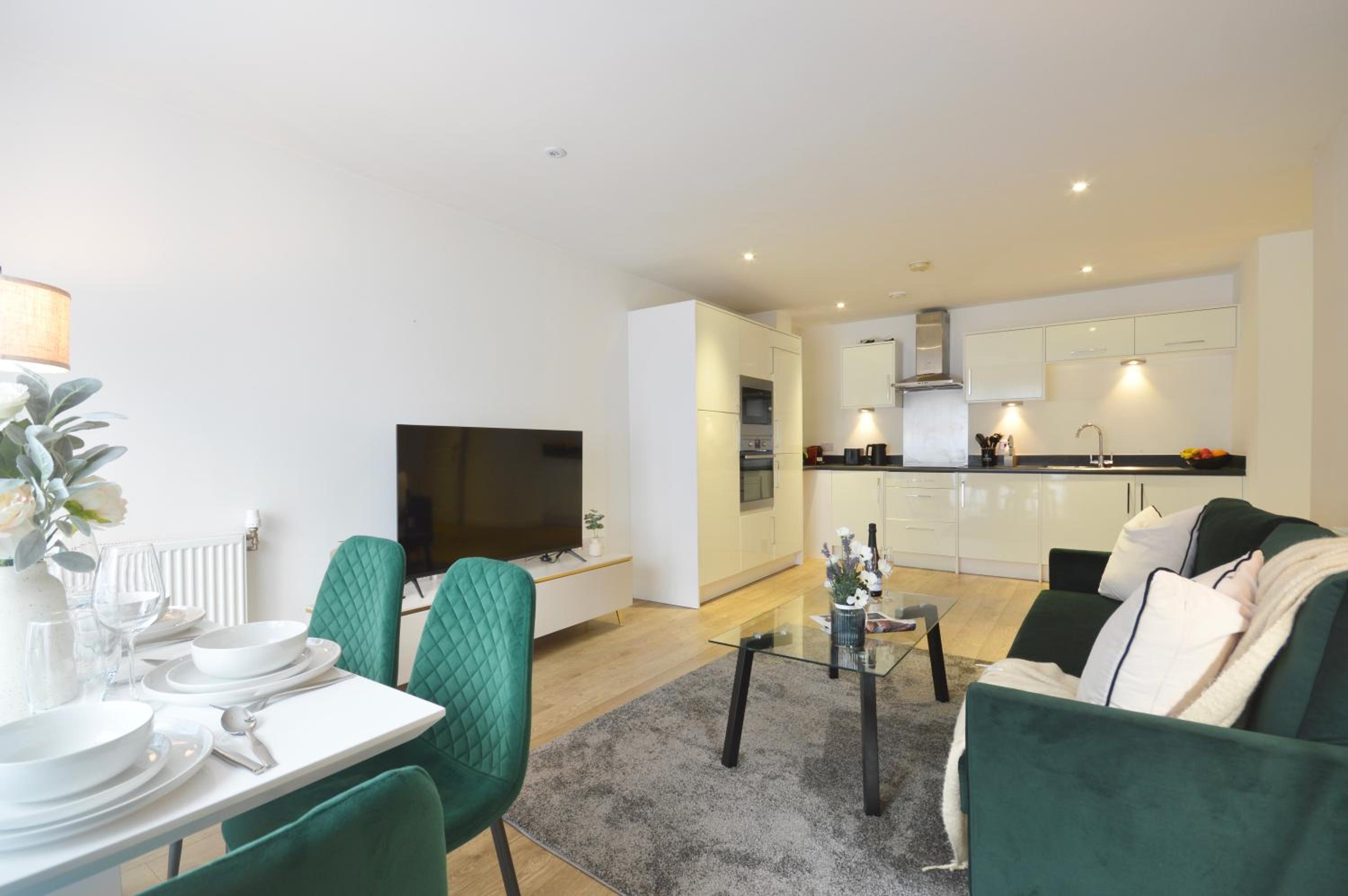 Modern 2 Bedroom Apartment Steps from Vauxhall St