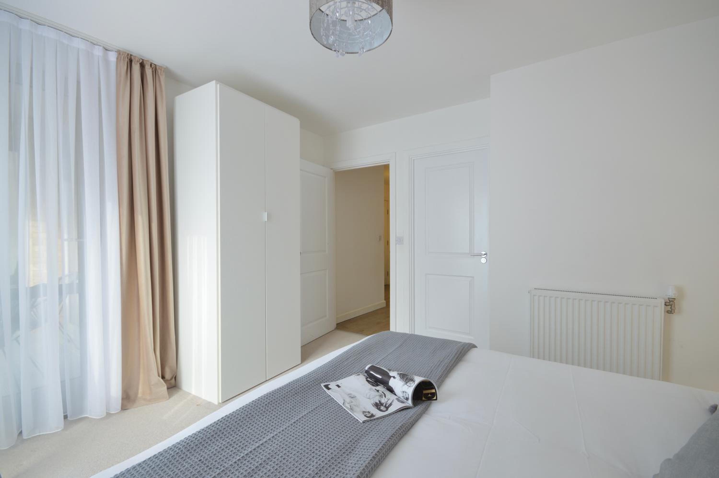 Modern 2 Bedroom Apartment Steps from Vauxhall St