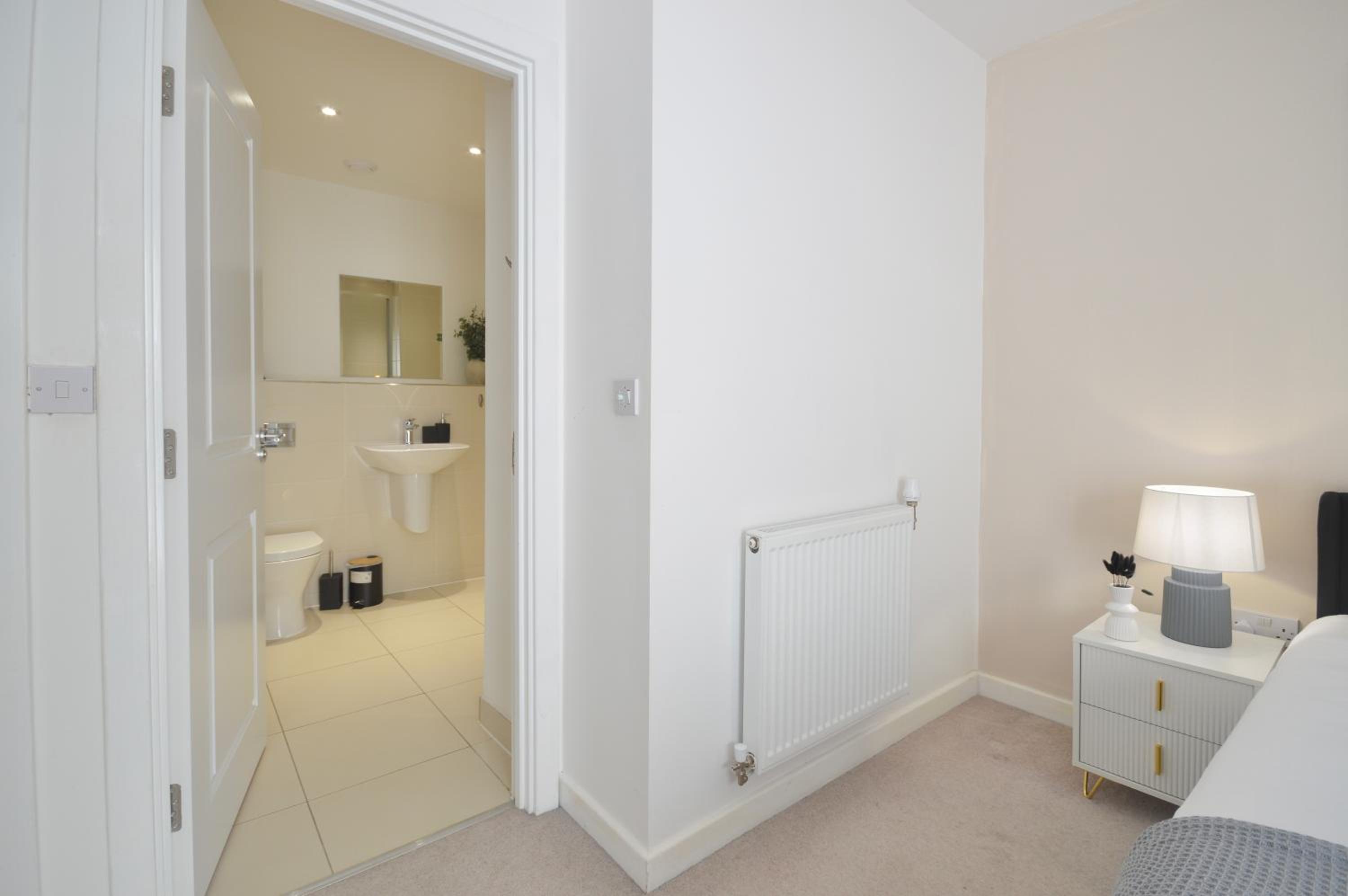 Modern 2 Bedroom Apartment Steps from Vauxhall St