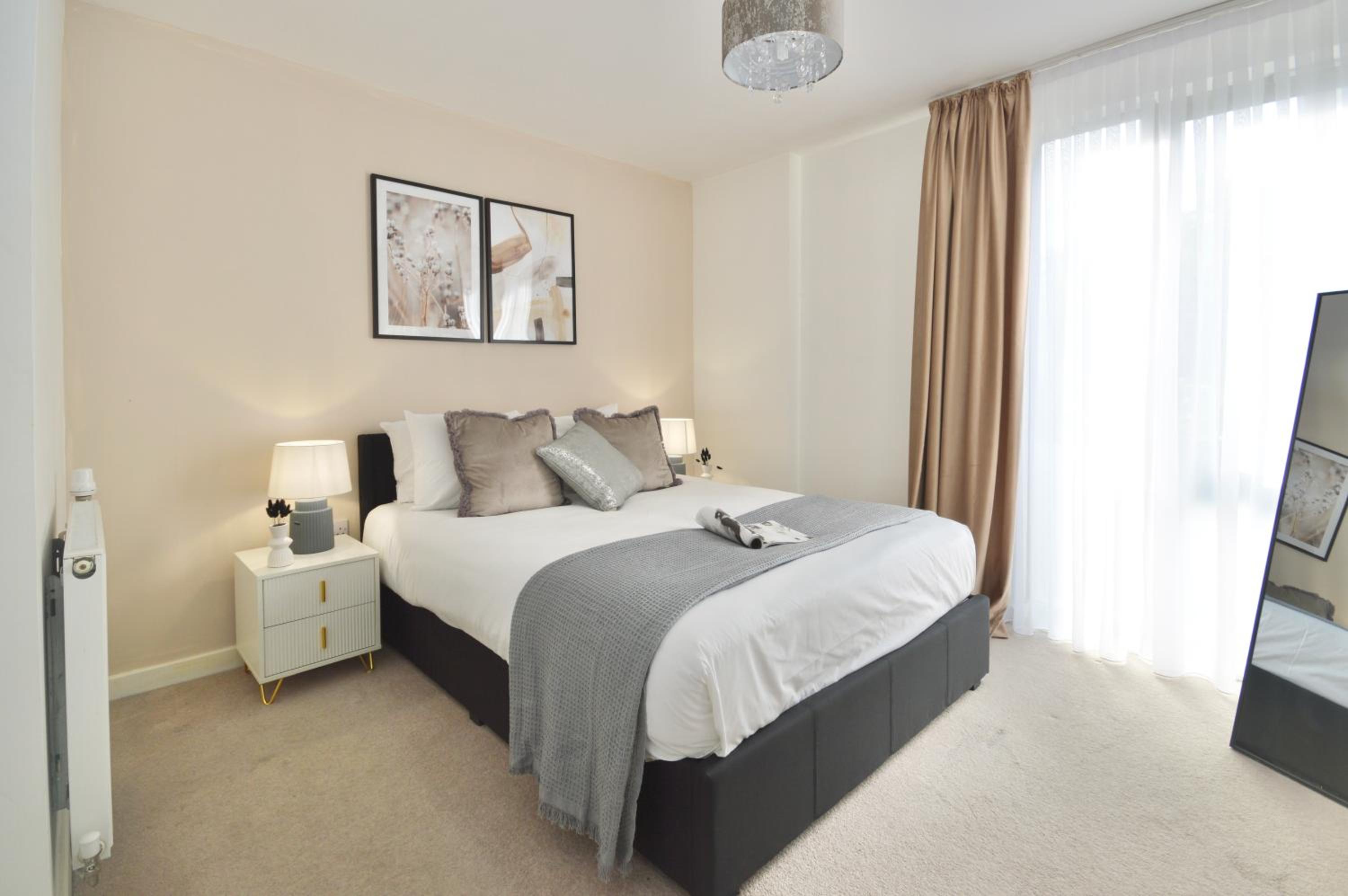Modern 2 Bedroom Apartment Steps from Vauxhall St