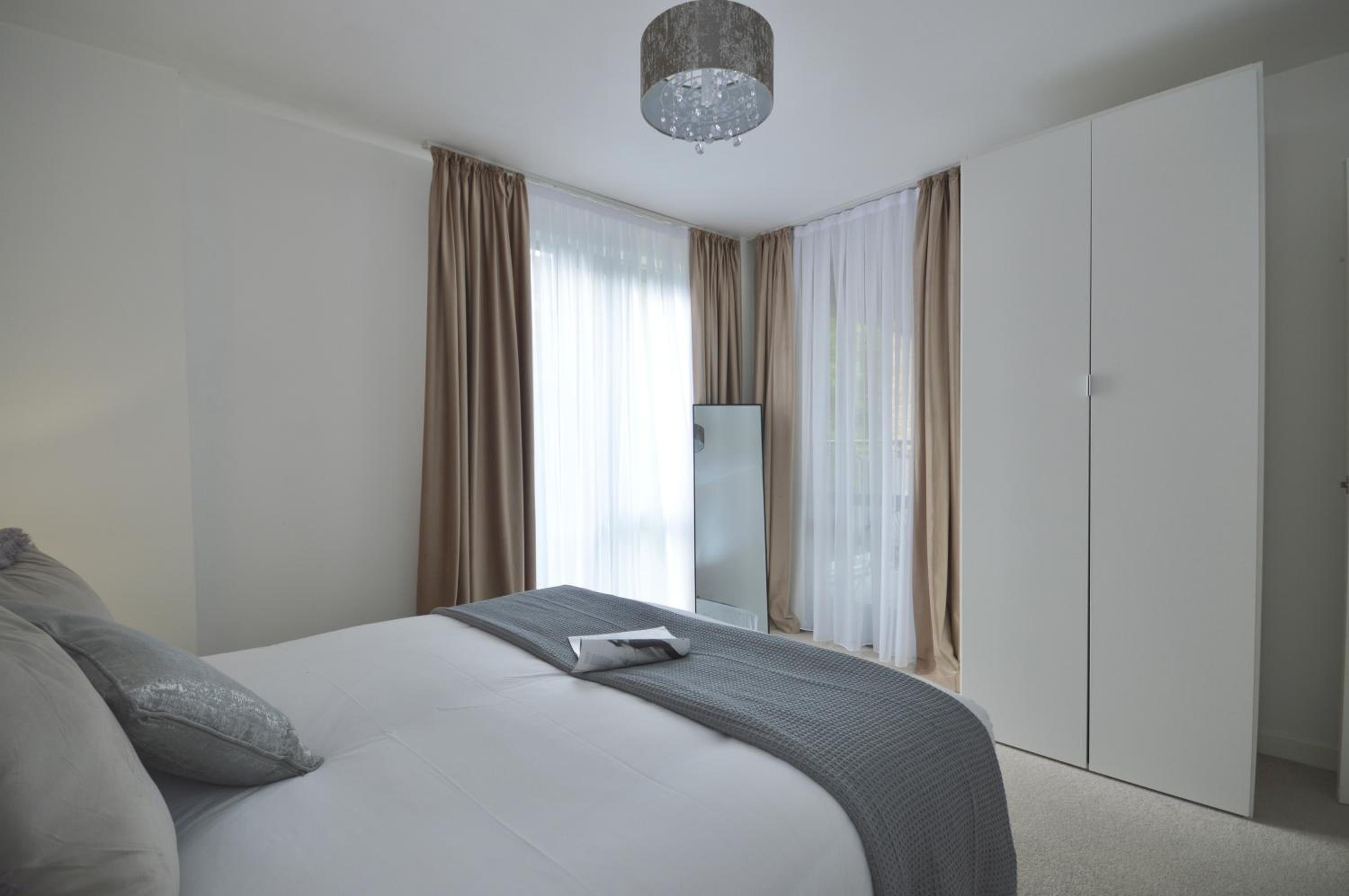Modern 2 Bedroom Apartment Steps from Vauxhall St