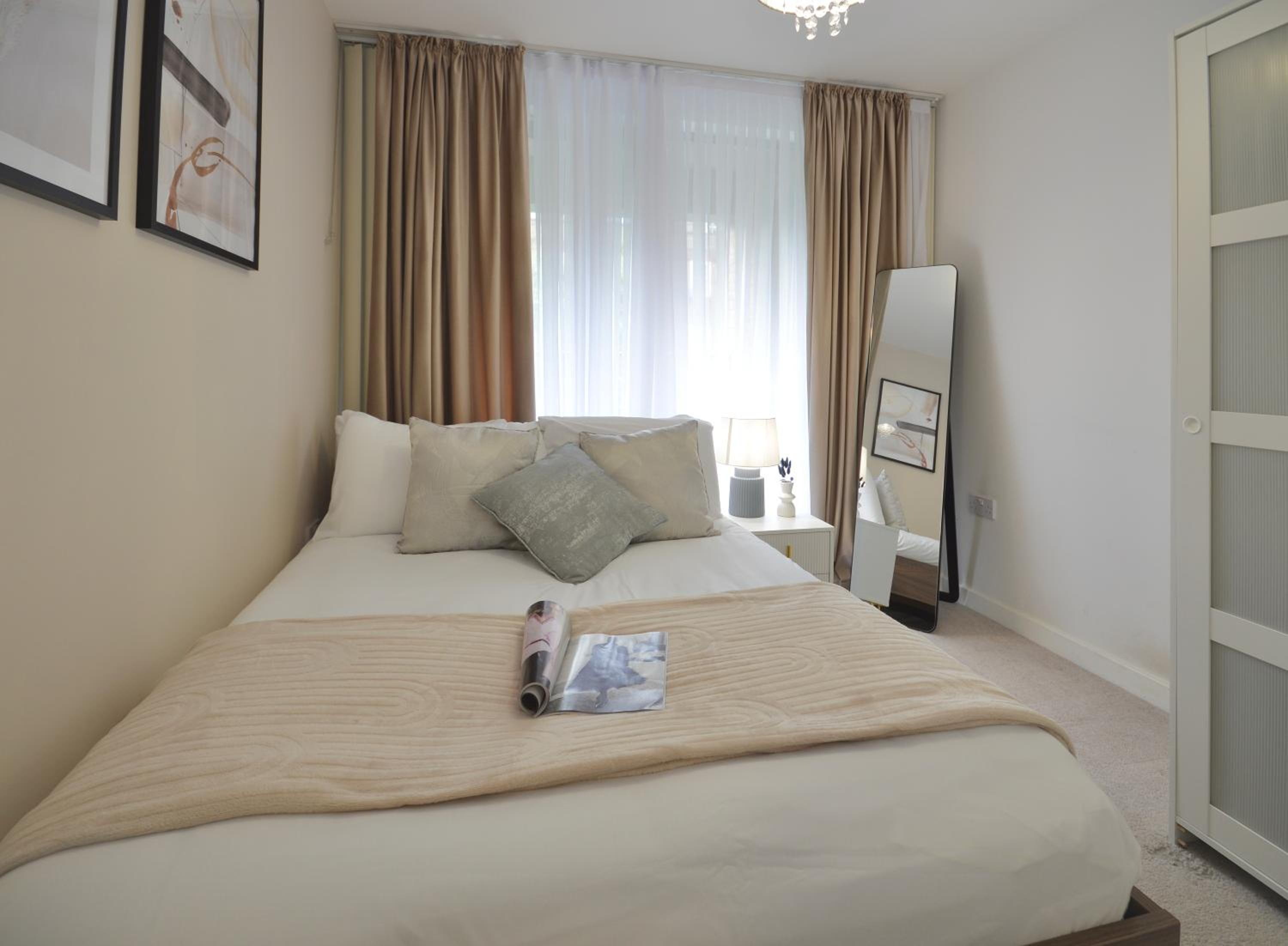 Modern 2 Bedroom Apartment Steps from Vauxhall St