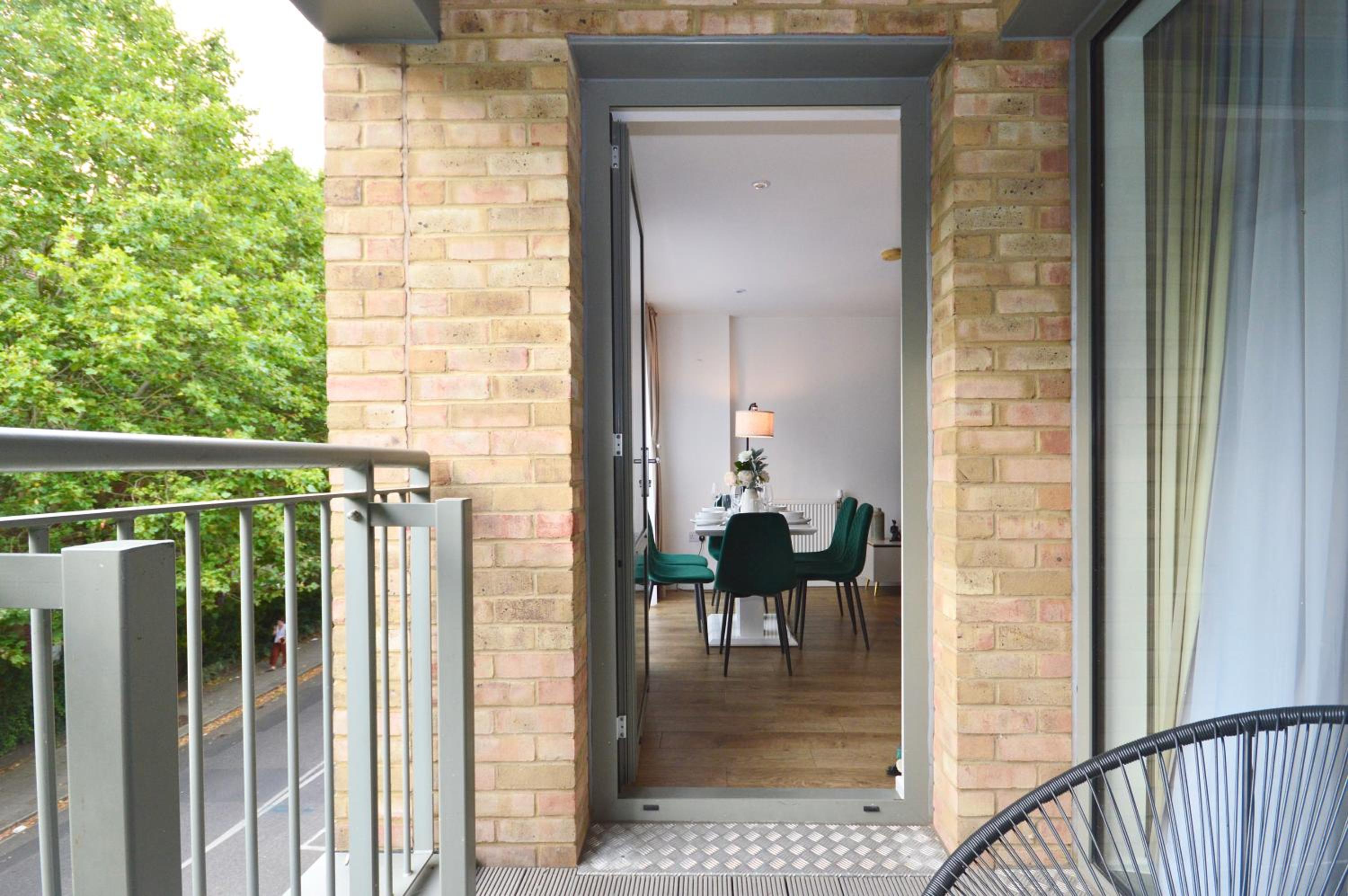 Modern 2 Bedroom Apartment Steps from Vauxhall St