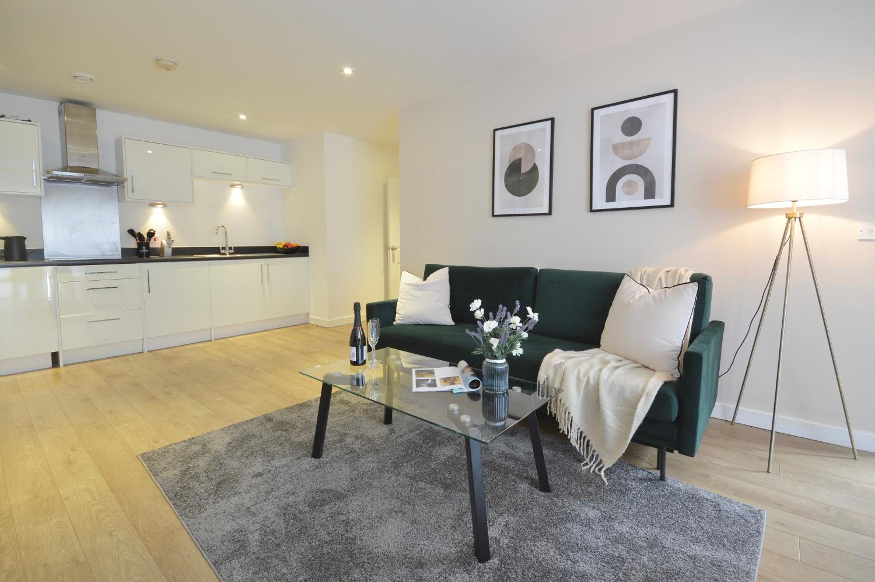 Modern 2 Bedroom Apartment Steps from Vauxhall St