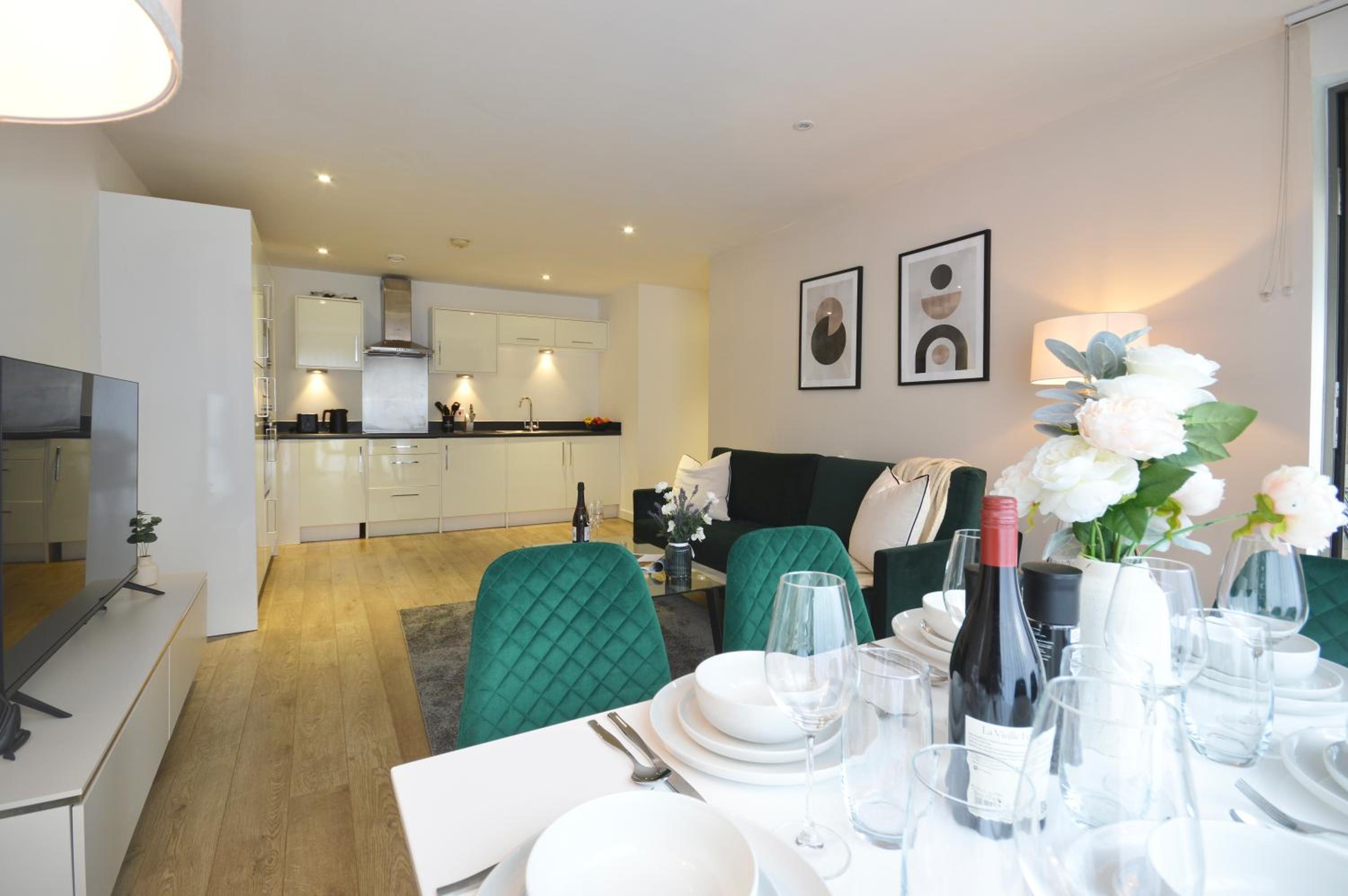 Modern 2 Bedroom Apartment Steps from Vauxhall St