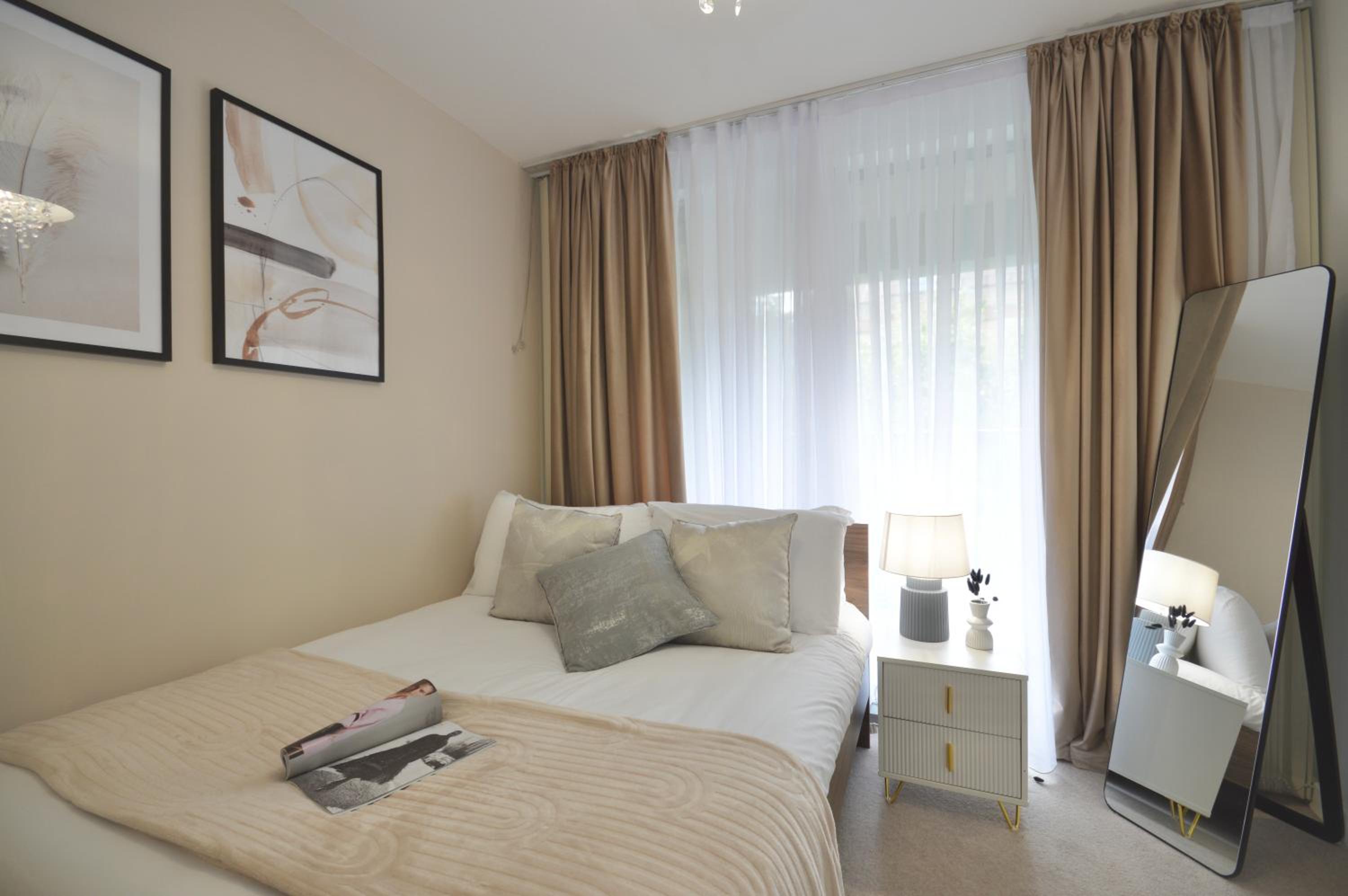 Modern 2 Bedroom Apartment Steps from Vauxhall St