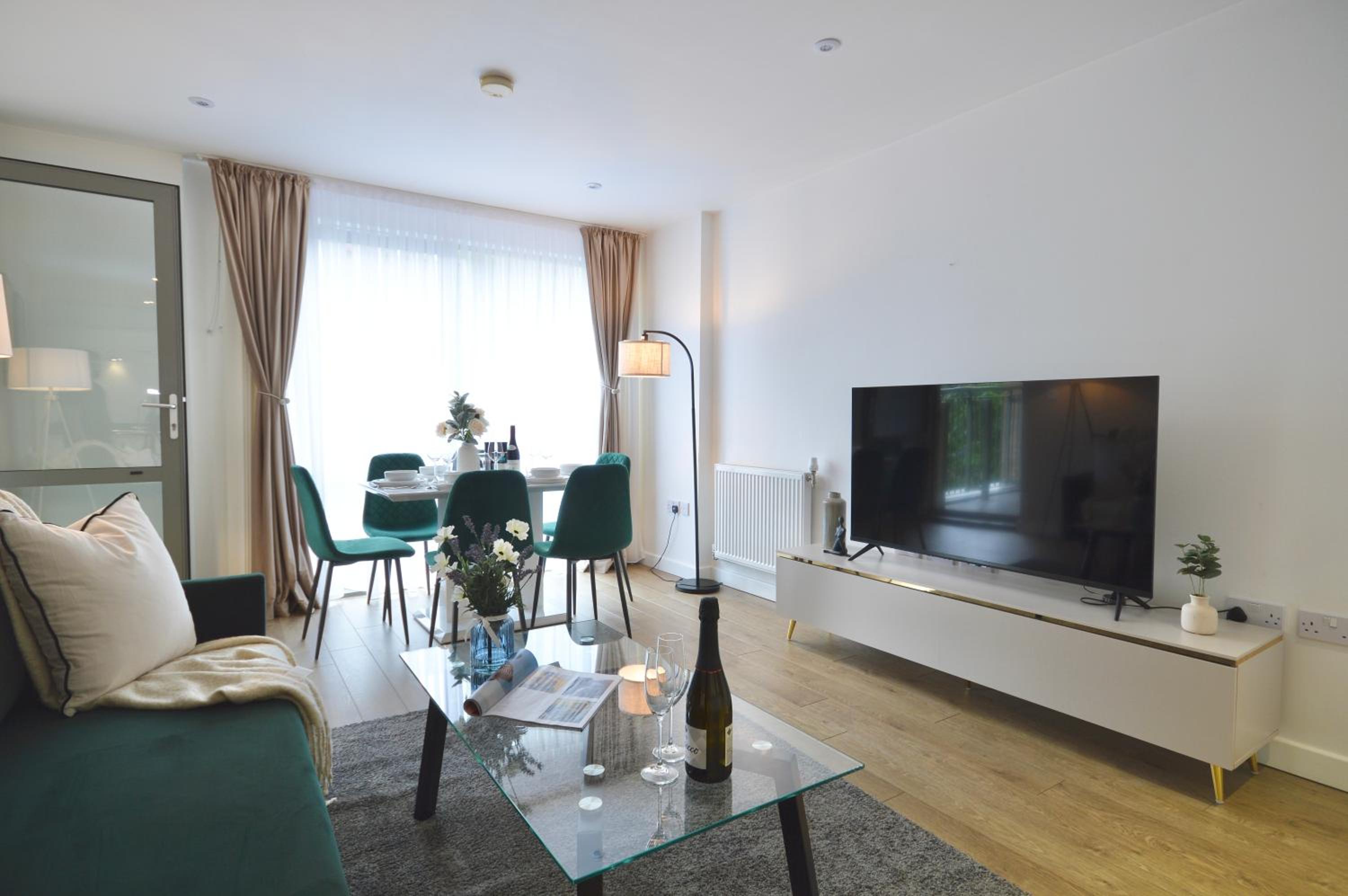 Modern 2 Bedroom Apartment Steps from Vauxhall St