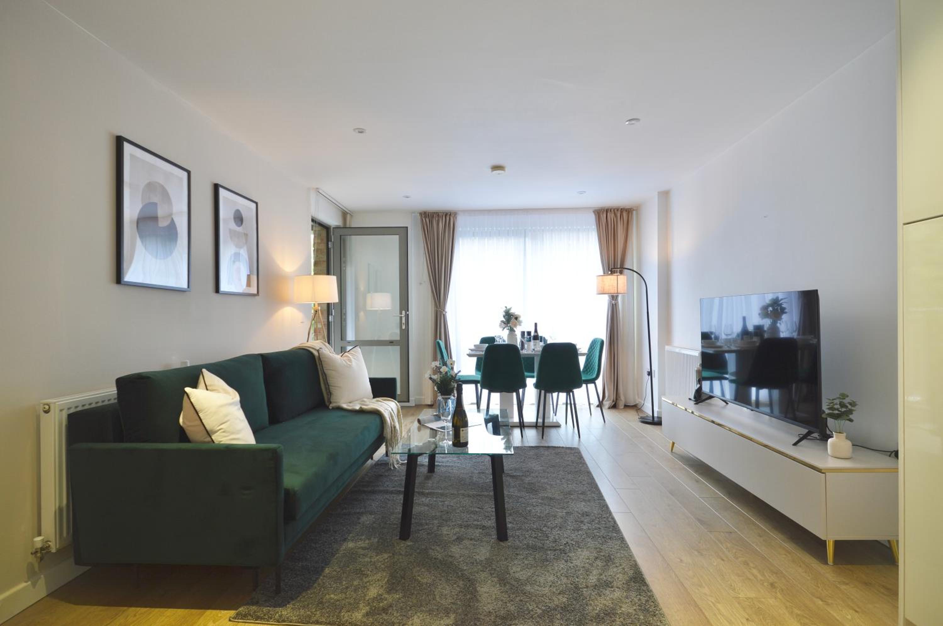 Modern 2 Bedroom Apartment Steps from Vauxhall St