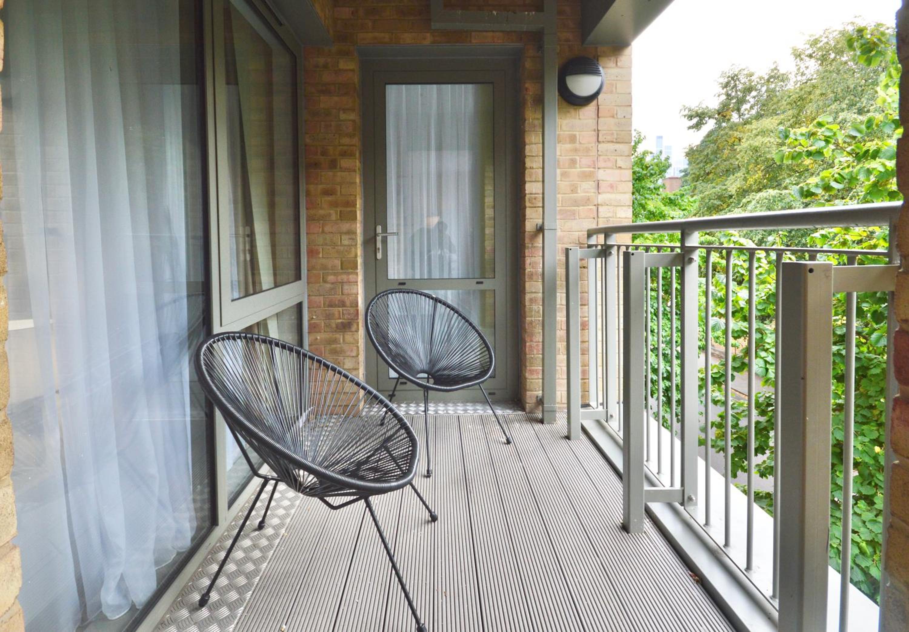 Modern 2 Bedroom Apartment Steps from Vauxhall St