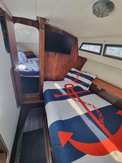 Sleep aboard a beautiful sailboat in Lisbon - Marina Parque das Nações view 3