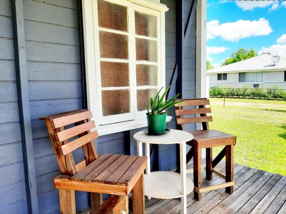 Rosewood Cottage -Entire 2 bedroom home with Netflix & WiFi