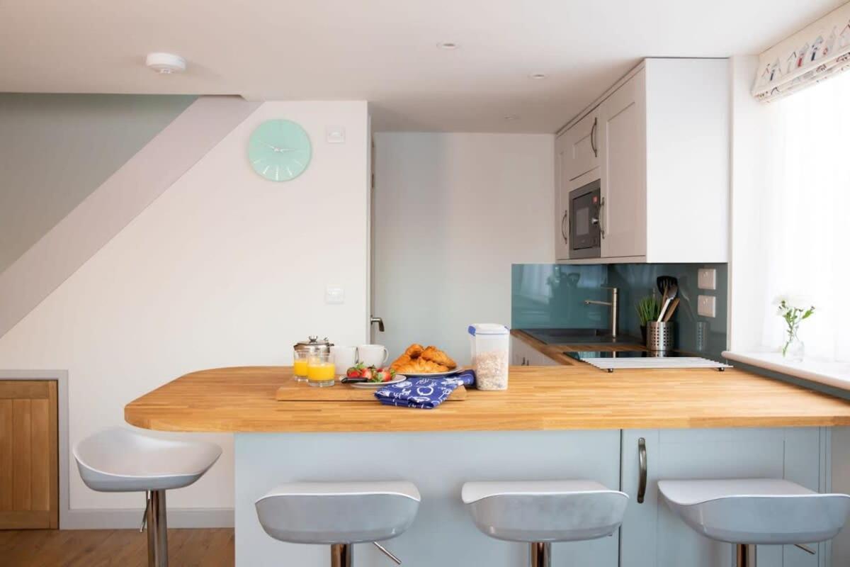 Stylish & cosy annexe in pretty sailing village view 2