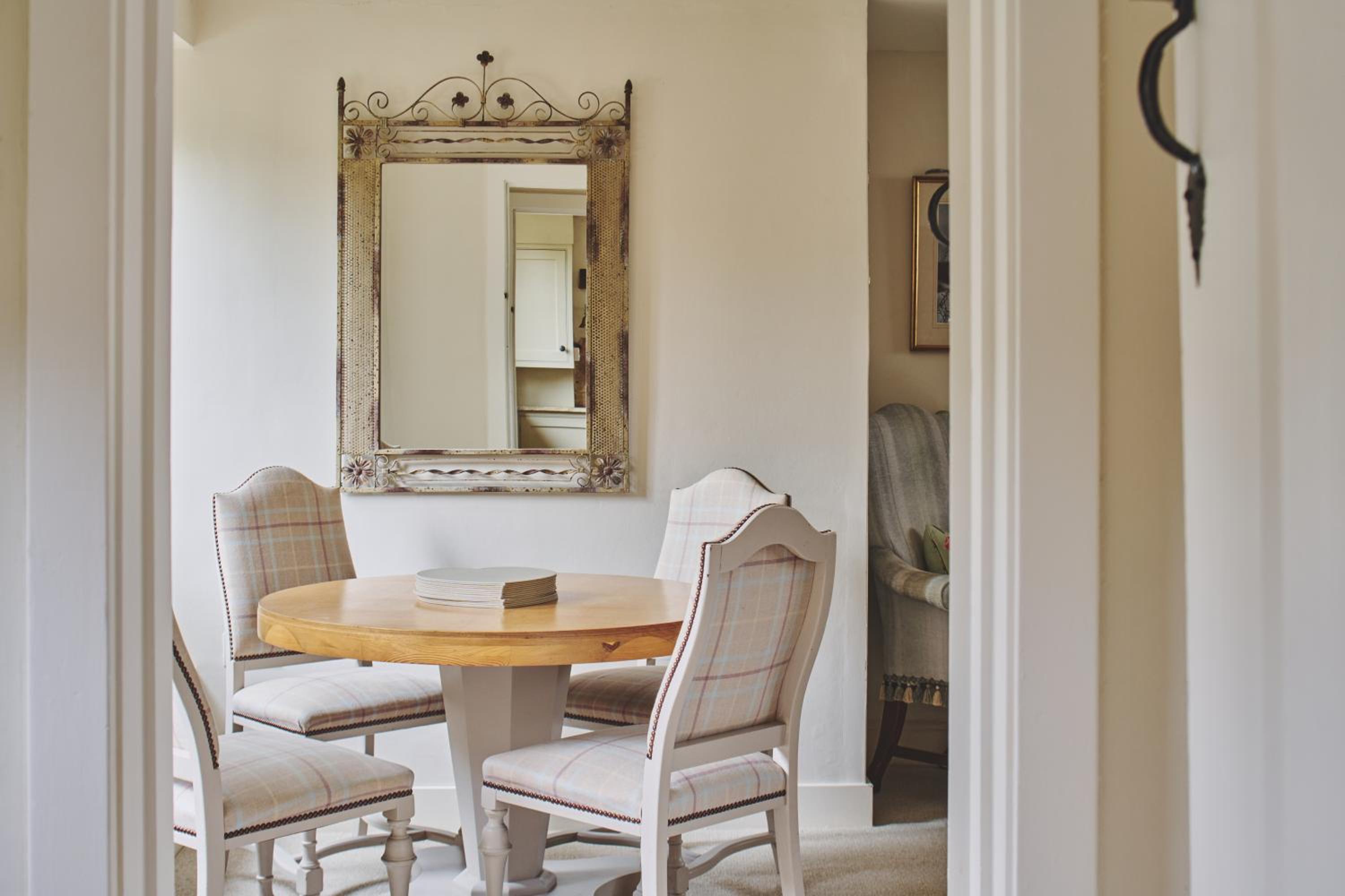 Lovedays Cottage, A Luxury 16th Century home in Painswick view 3