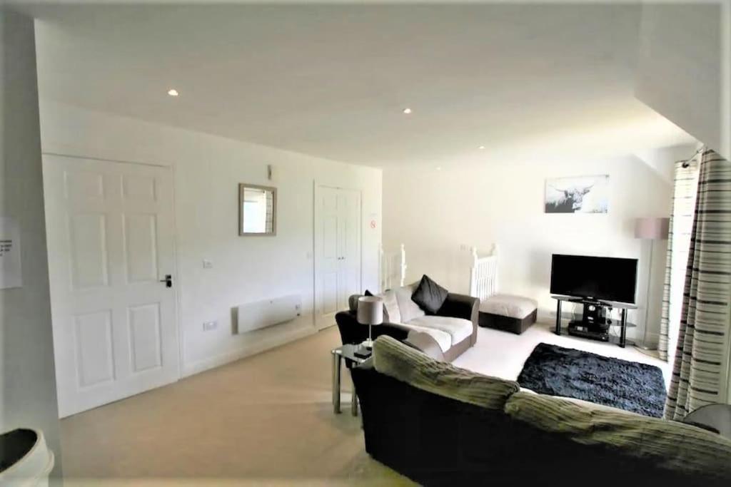 Beautiful Loch Side Apartment with Panoramic Views view 2