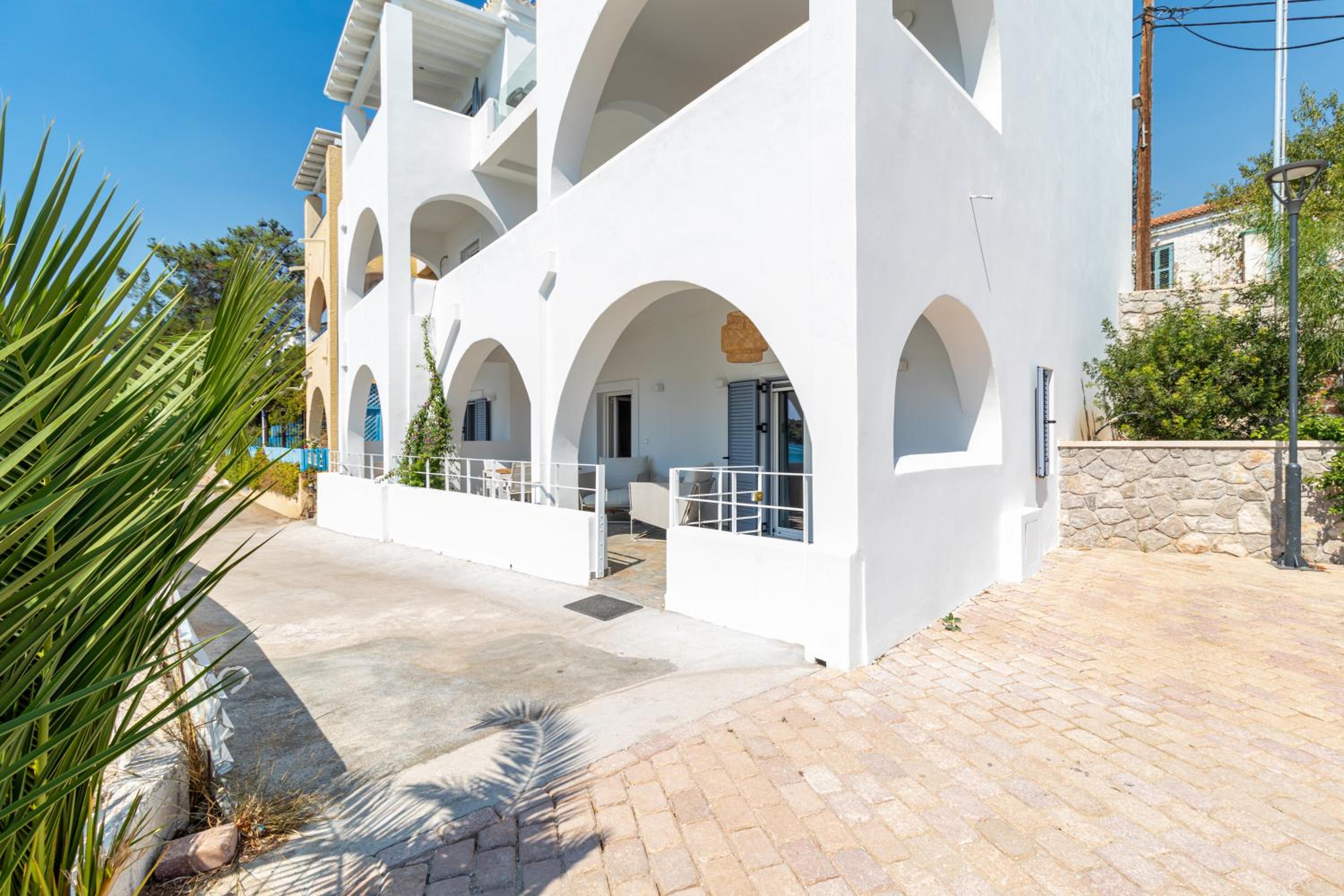 Hotel Kavouraki Apartment & Studio - Image 1