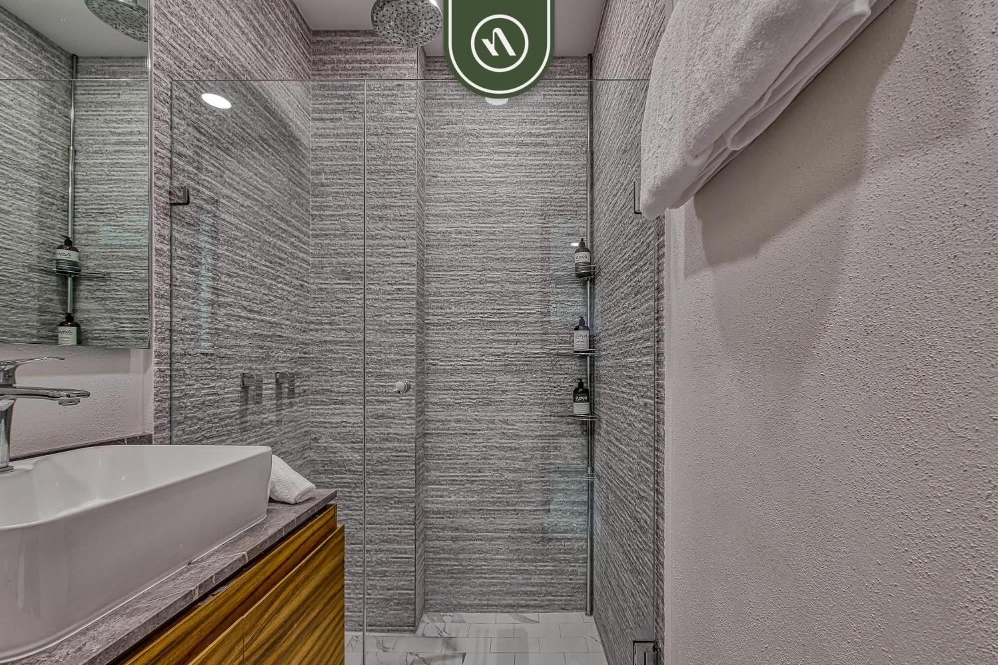 2BR Condo with Private Balcony - Padel Court, fotografía 2