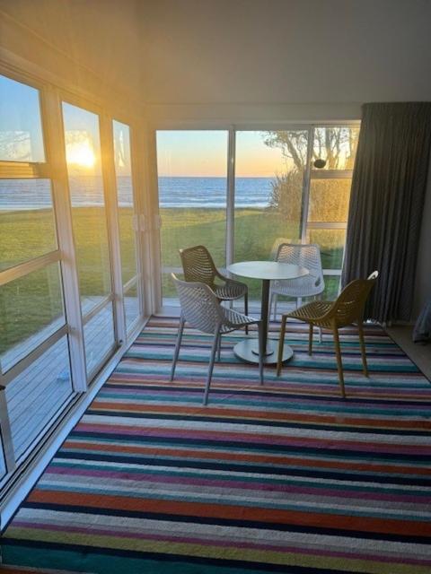 Luxurious Kiwiana Raumati Beachfront Home