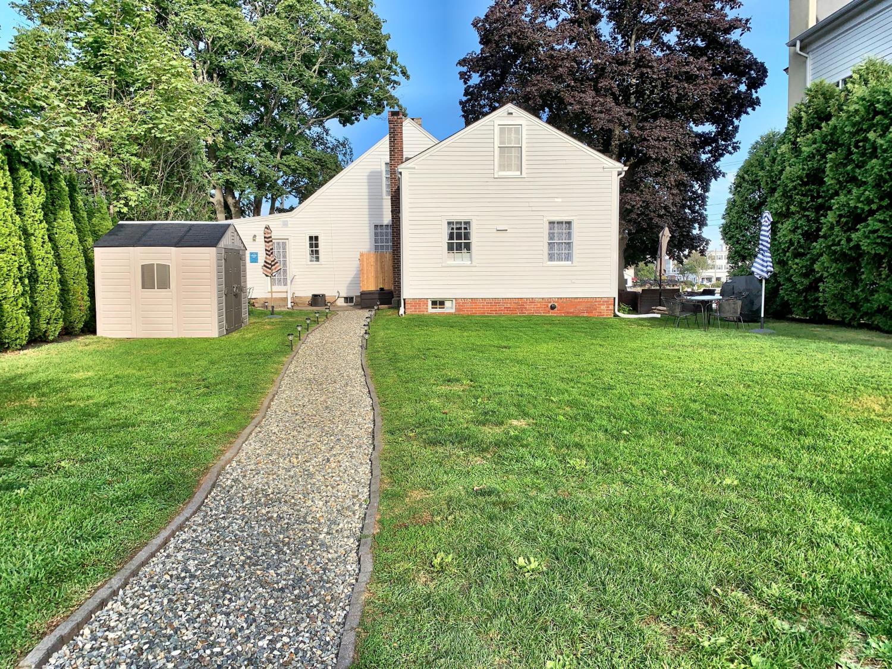 The School House Cottage, Historic 1BR Mystic River Stay Near Seaport
