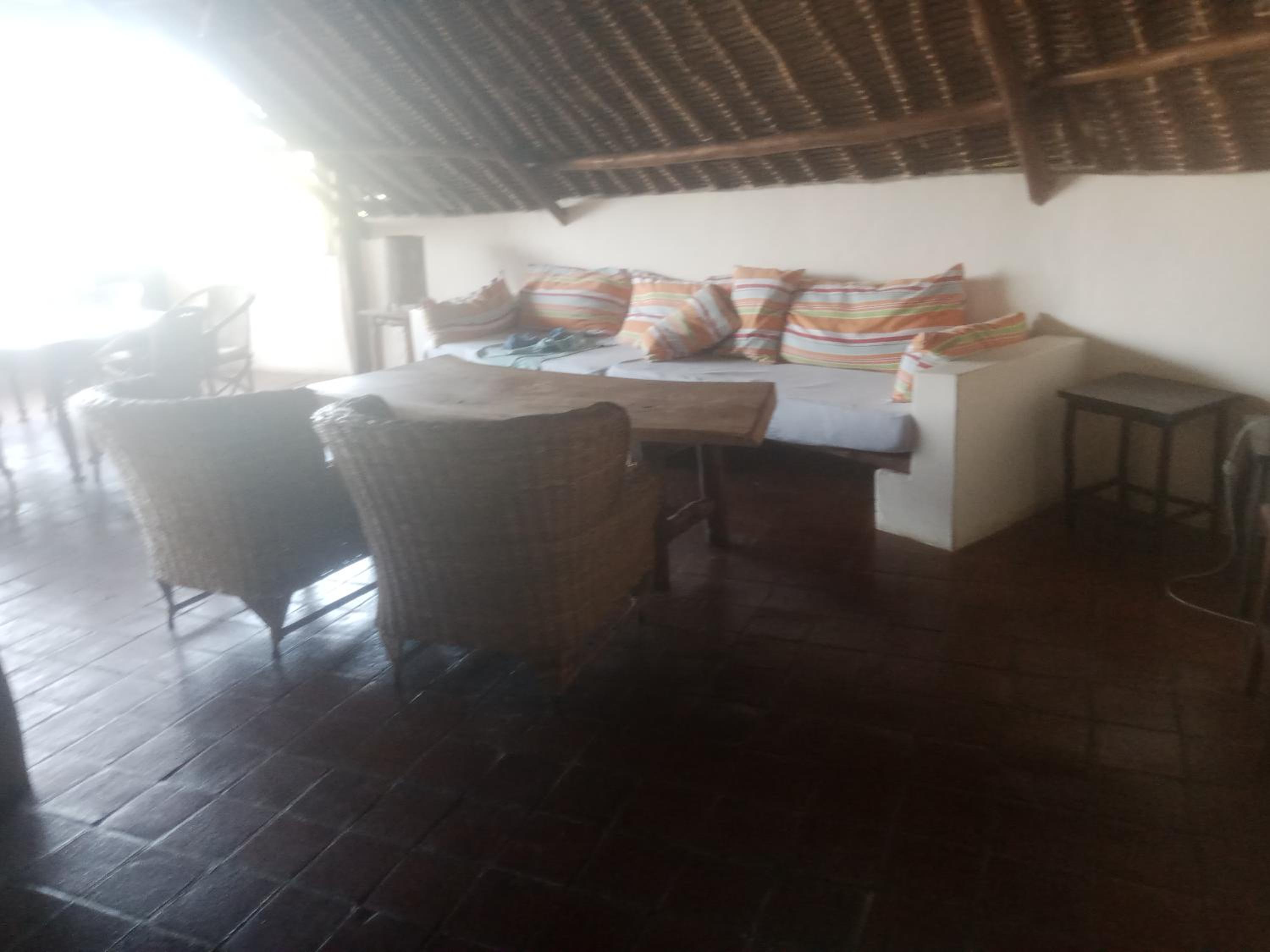 Roekenest Ndege House