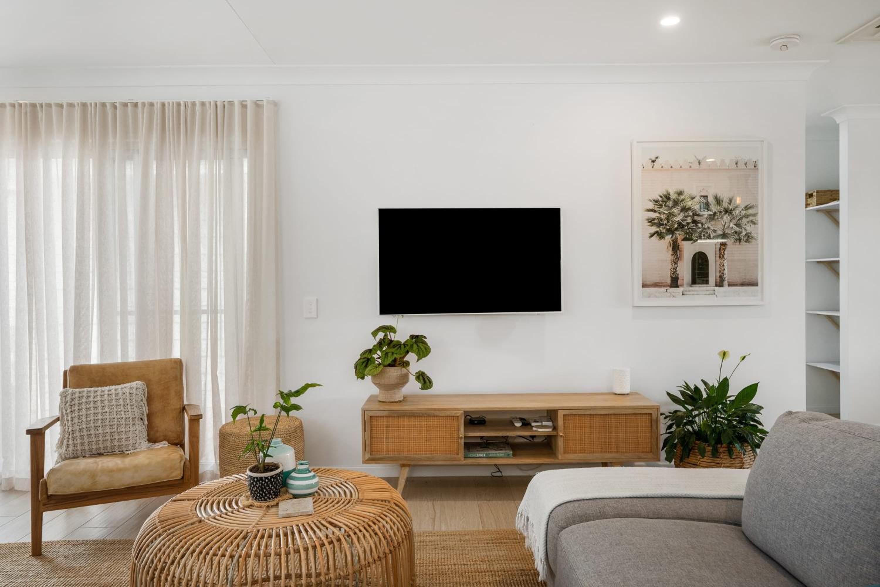 Coastal Chic Poolside Villa- Pet Friendly