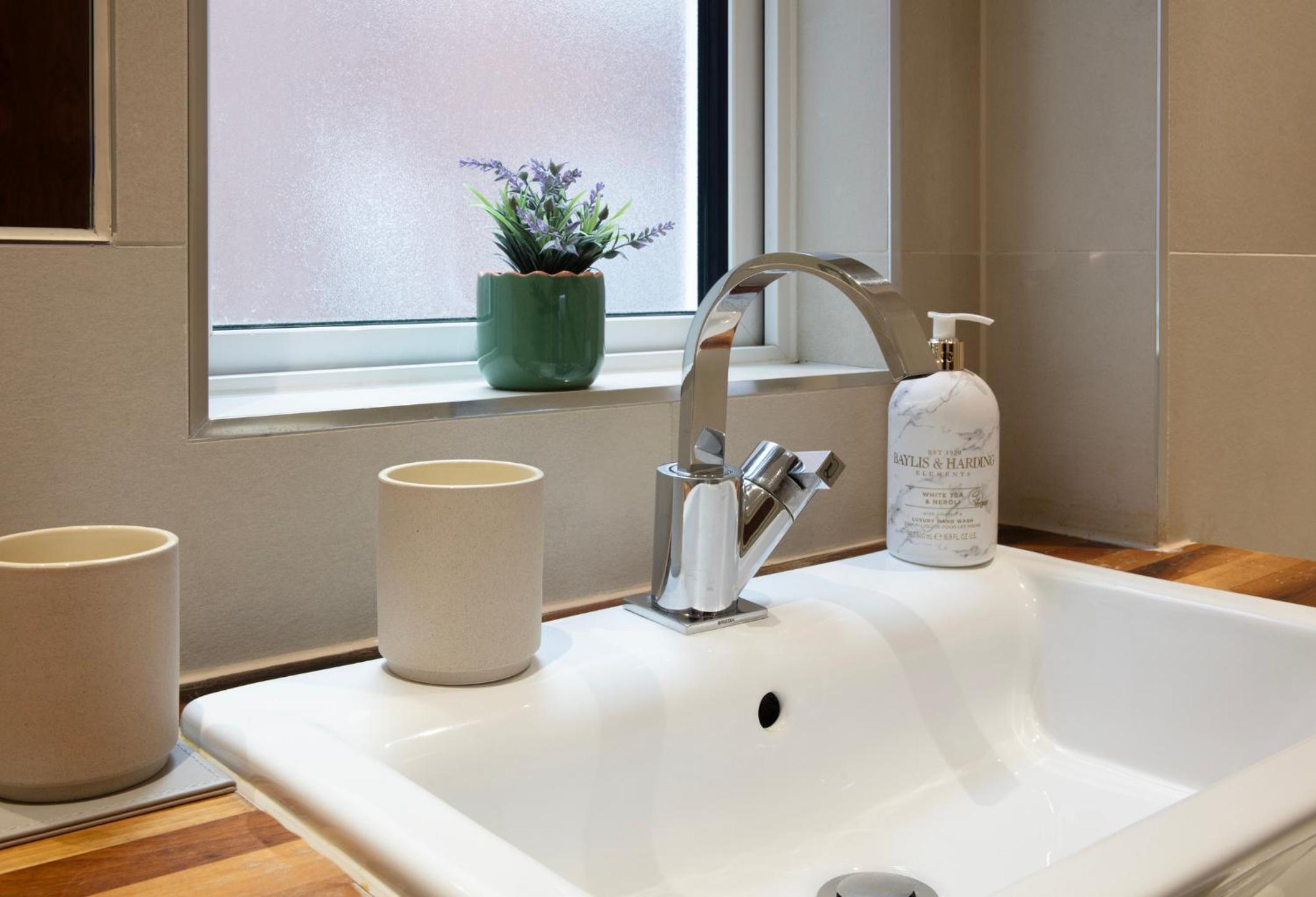 Westminster two bed one bath sleeps 5 with Air-Con