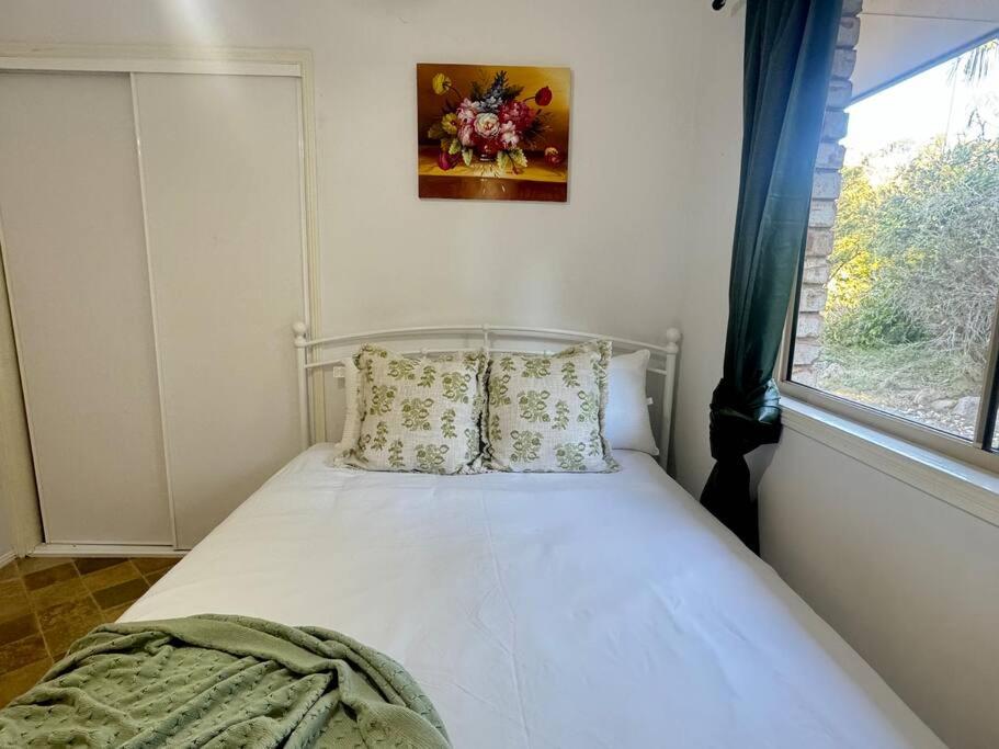 Spacious cottage at Burpengary with Garden view