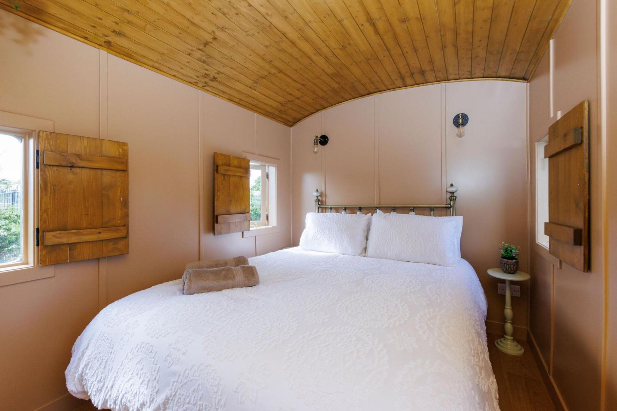 Beautifully Restored WW2 Carriage - Sleeps 6 view 4