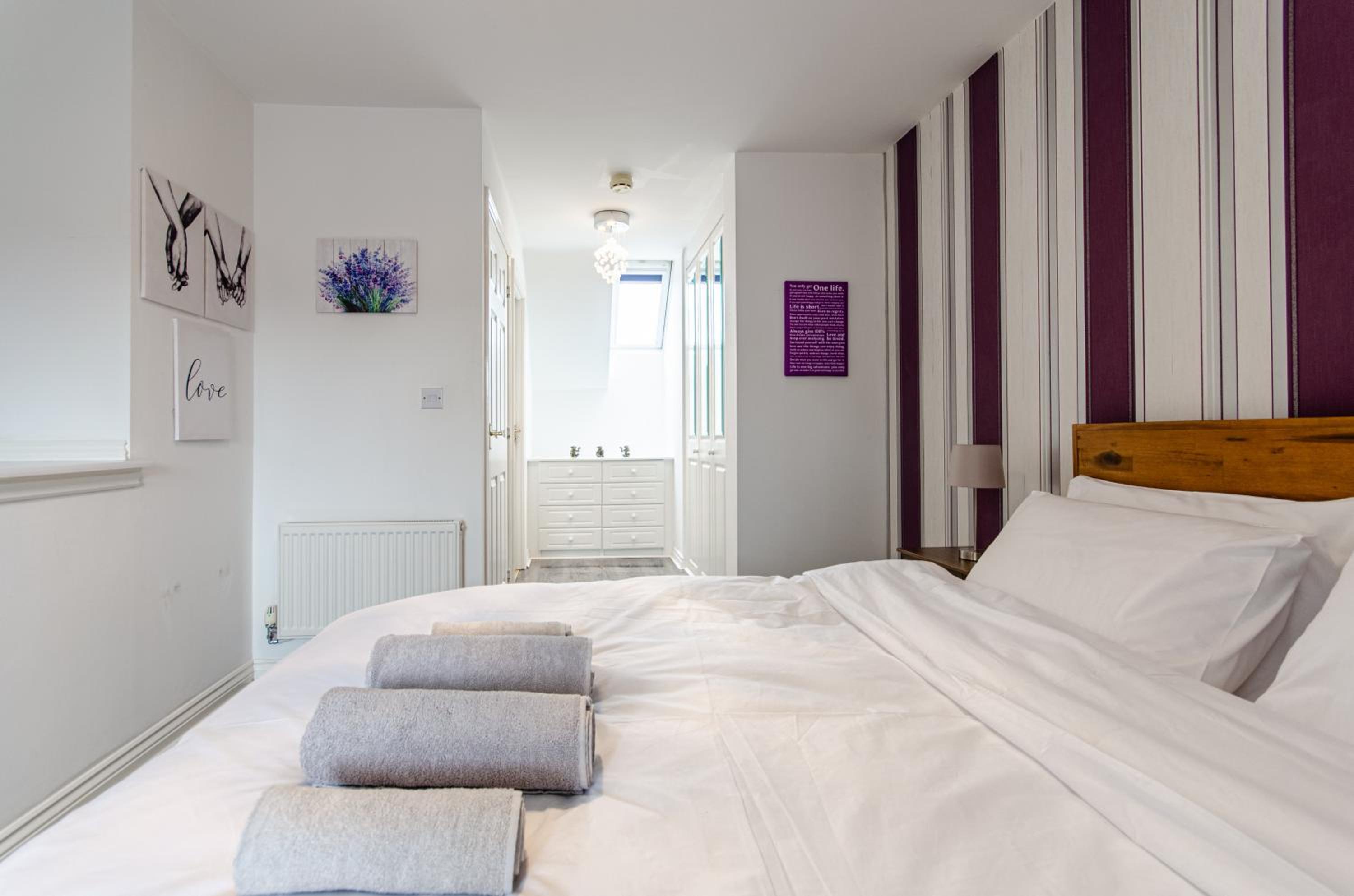 Modern 3BD Townhouse in Tamworth with Ensuite